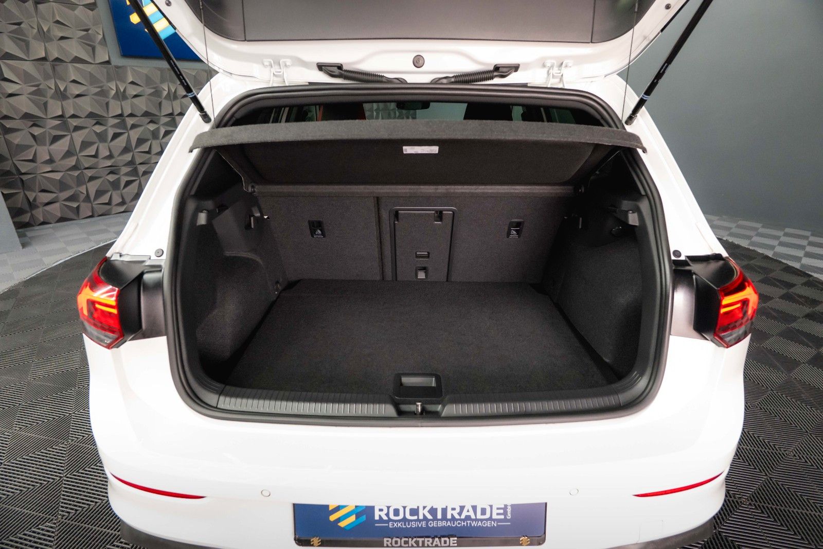 Fahrzeugabbildung Volkswagen Golf VIII Lim. GTI *LED+*Digital Tacho*1.Hand*