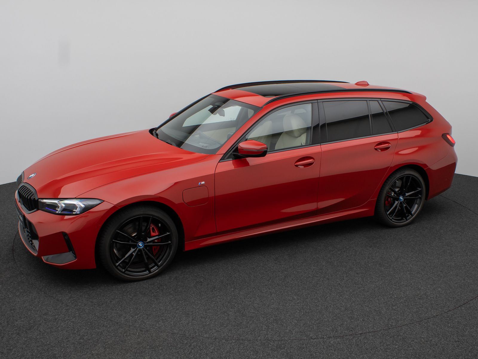 Fahrzeugabbildung BMW 330e M Sport Pro Panorama Kamera HUD H/K Komfort