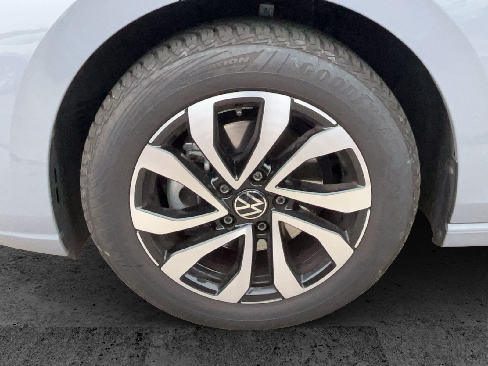 Fahrzeugabbildung Volkswagen Golf VIII Variant eTSI Active DSG LED ACC SHZ Na
