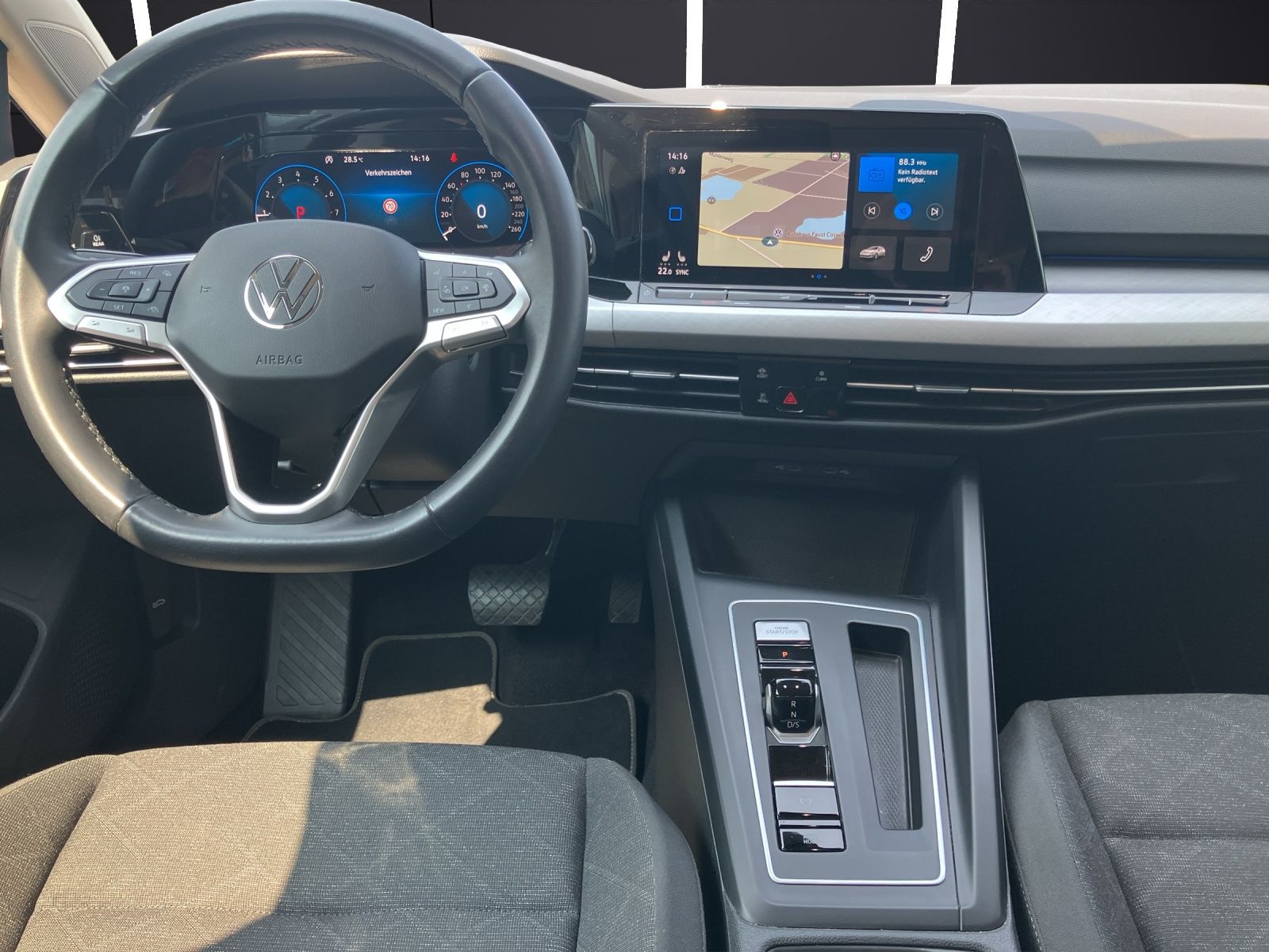 Fahrzeugabbildung Volkswagen Golf VIII eTSI Life DSG LED Navi ACC RFK