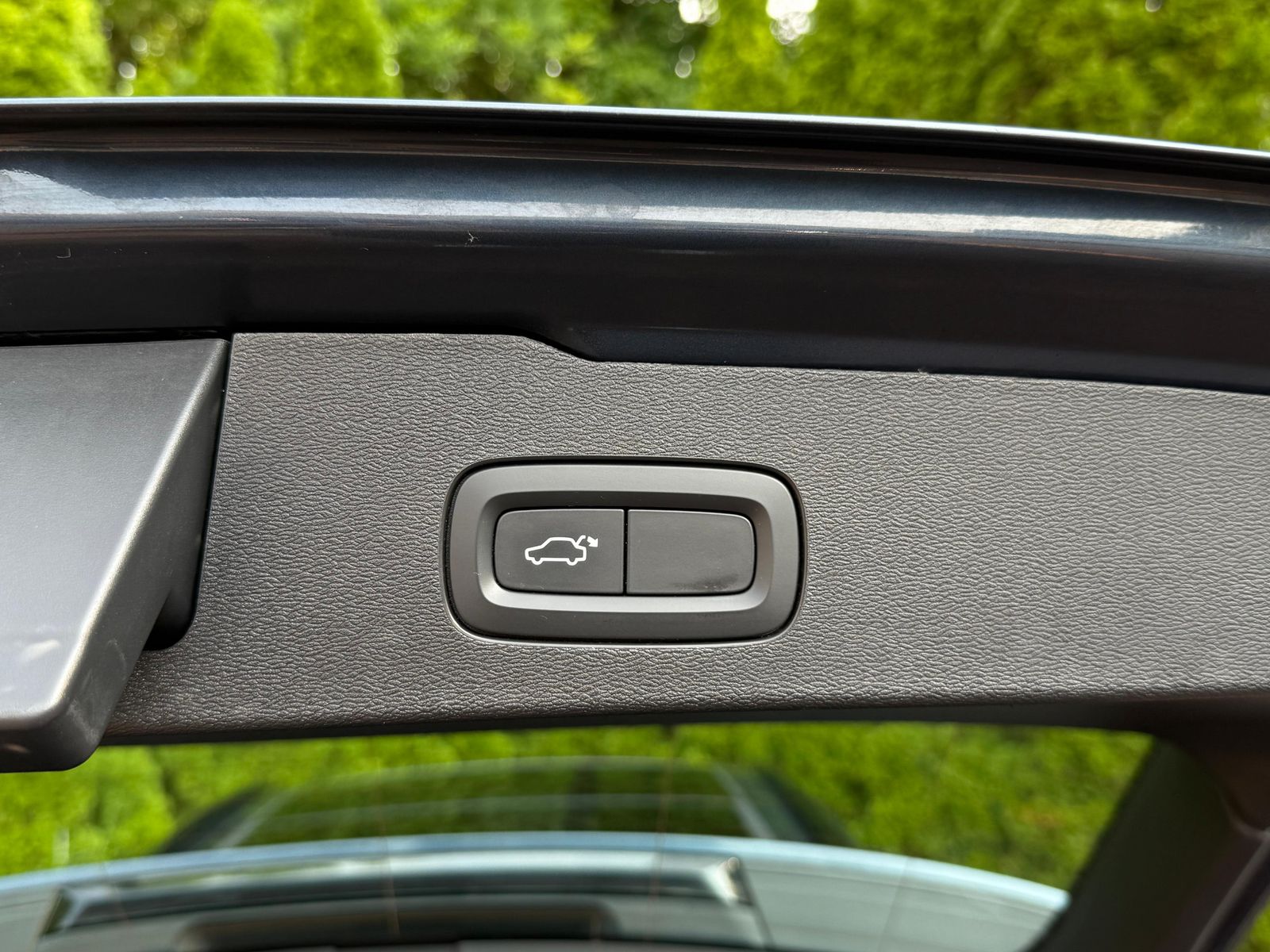 Fahrzeugabbildung Volvo V60 D4 Aut. R Design LED+NAV+AHK+SHZ+PANO+360°+