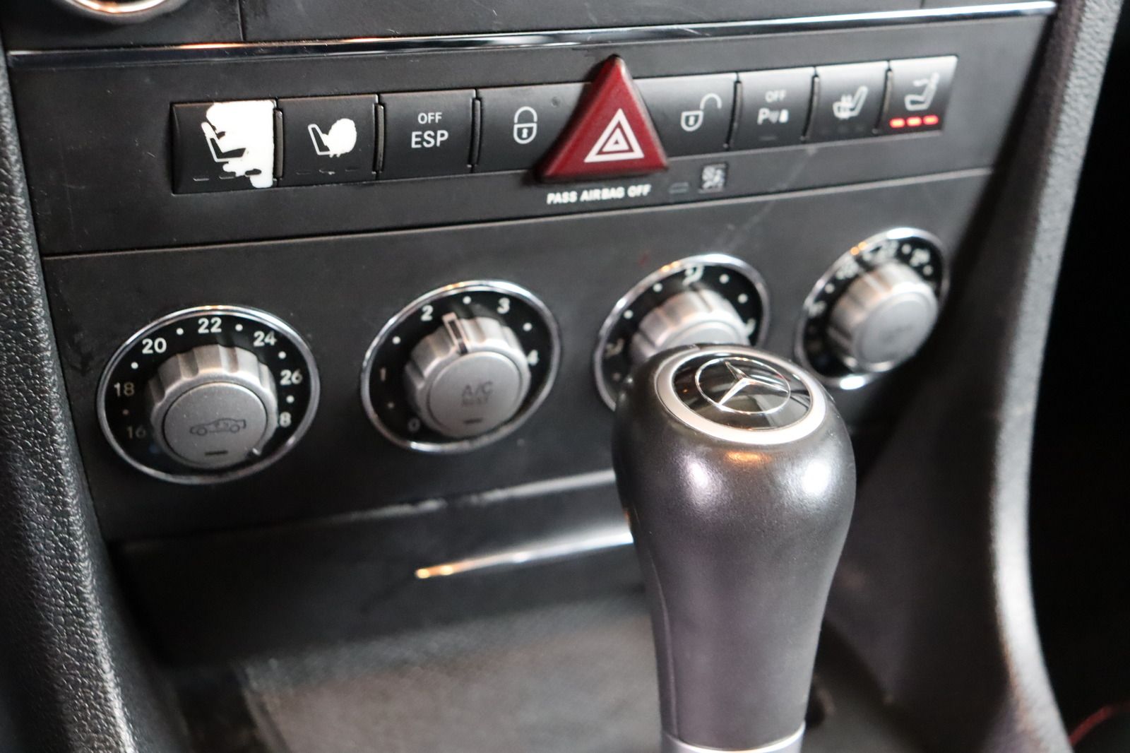 Fahrzeugabbildung Mercedes-Benz SLK 200 KOMPRESSOR * Airscarf * SHZ * Bi-Xenon