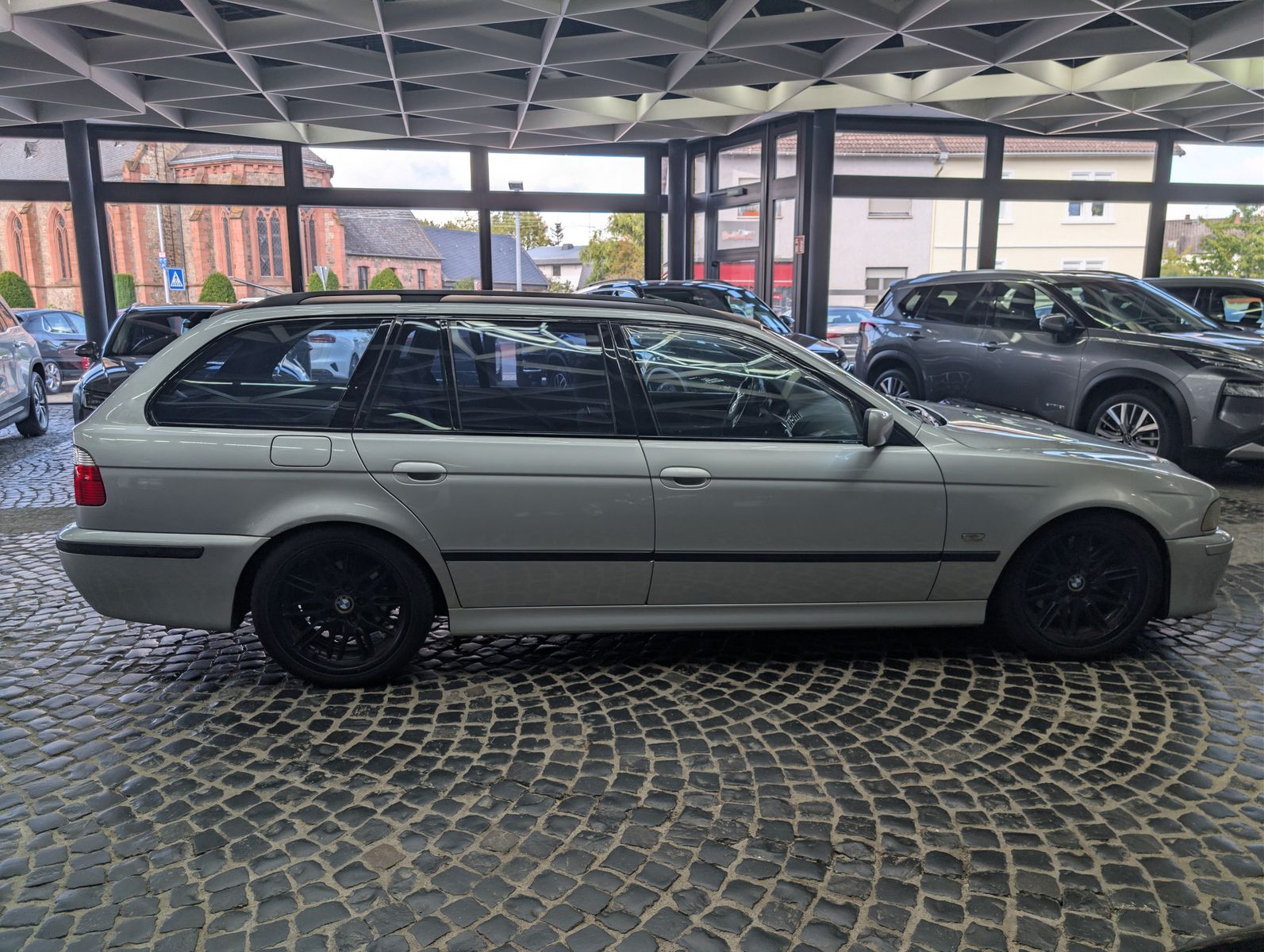 Fahrzeugabbildung BMW 530 i 3.0 Shadow M Sport LPG*MEMO*TEMP*SHZ*XENON