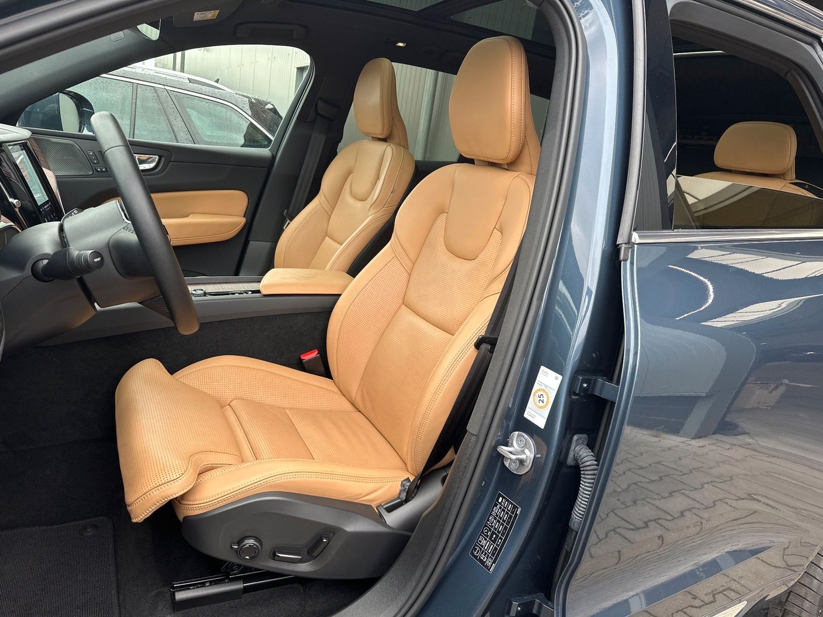 Fahrzeugabbildung Volvo XC60 T6 AWD Recharge Plus Bright NAV+LED+PANO