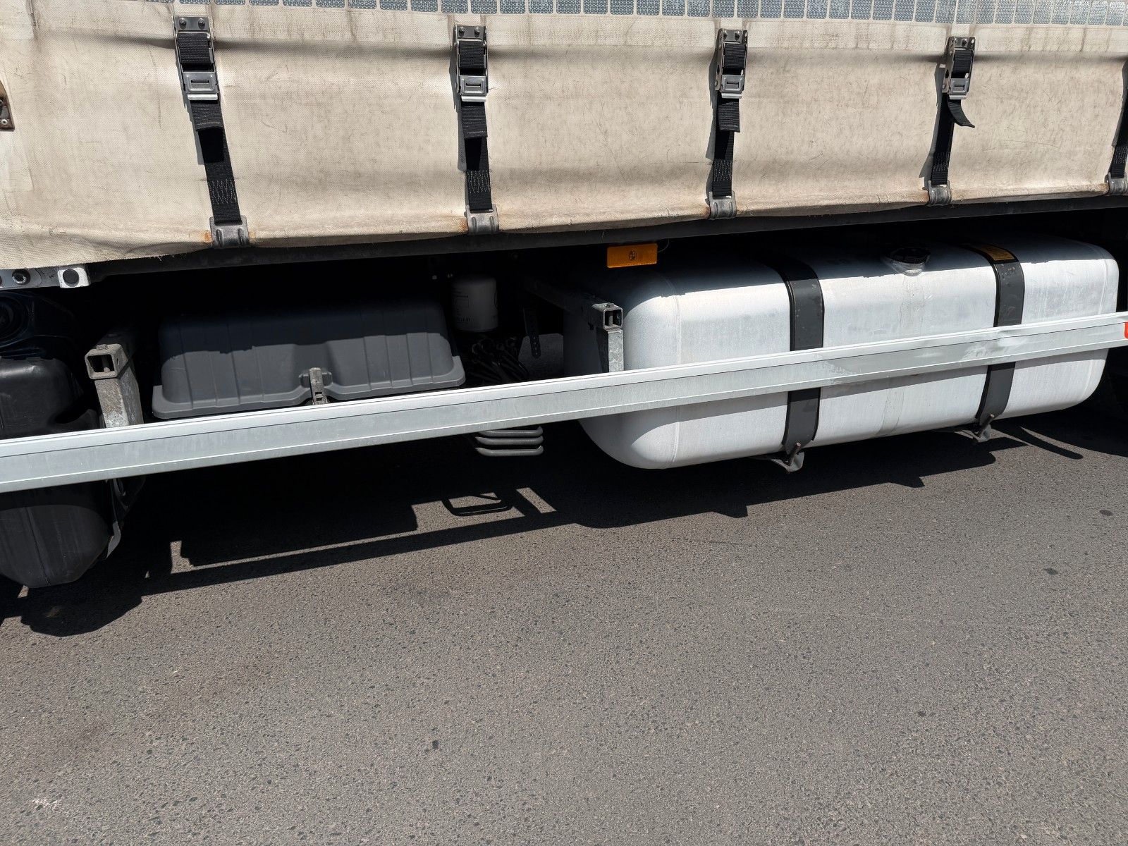 Fahrzeugabbildung Mercedes-Benz Actros 2542 L 6x2 Standklima Retarder