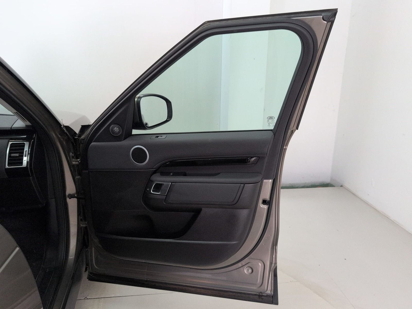 Fahrzeugabbildung Land Rover Discovery 5 2.0 TD4 SE * Leder * AHK * Navi*