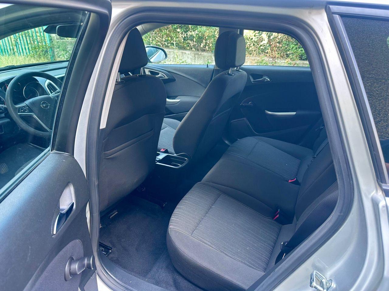 Opel Astra 2011 — photo 10