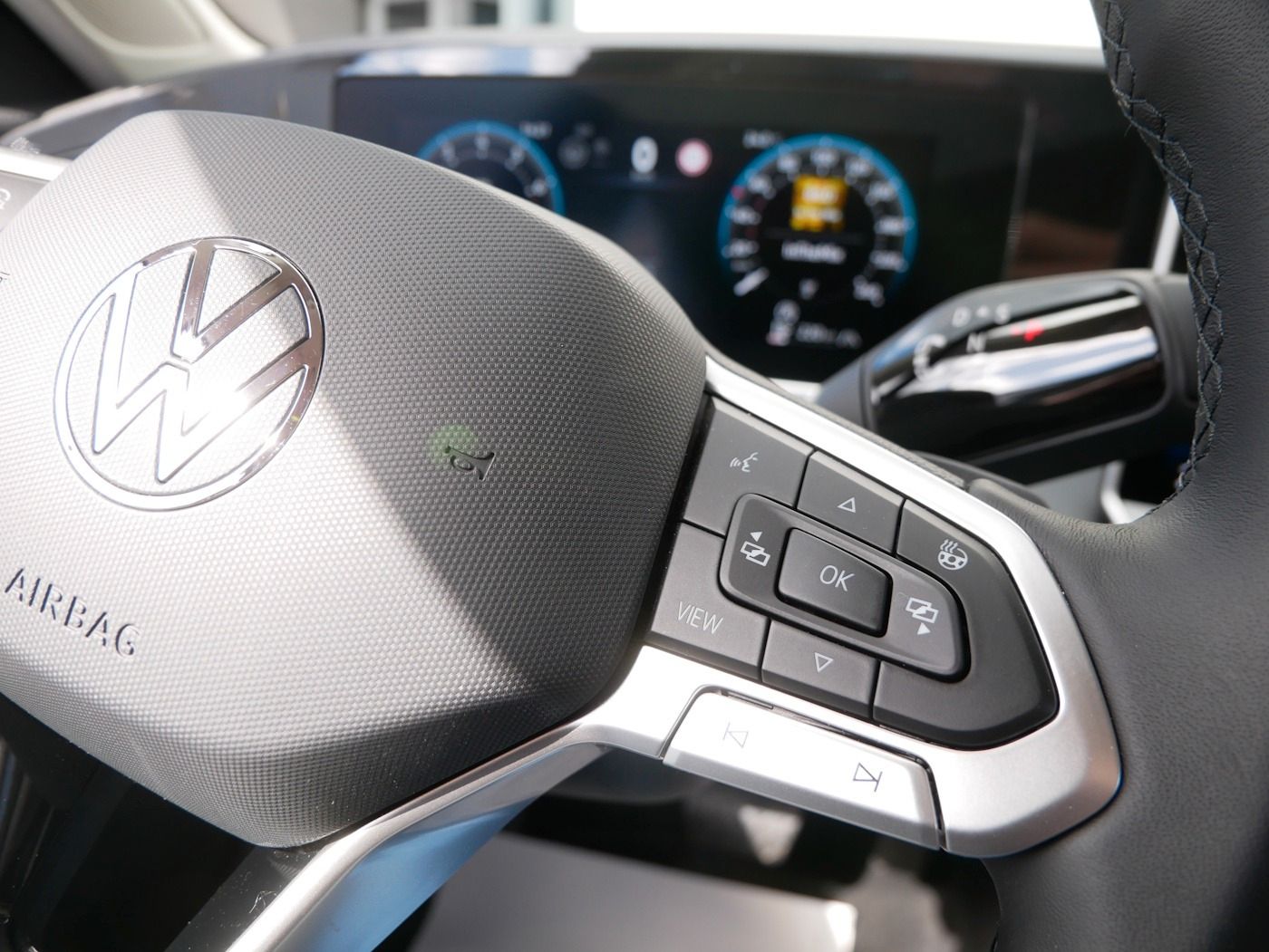 Fahrzeugabbildung Volkswagen Passat Variant 1.5 Business NEU57T Sthzg HUD DSG