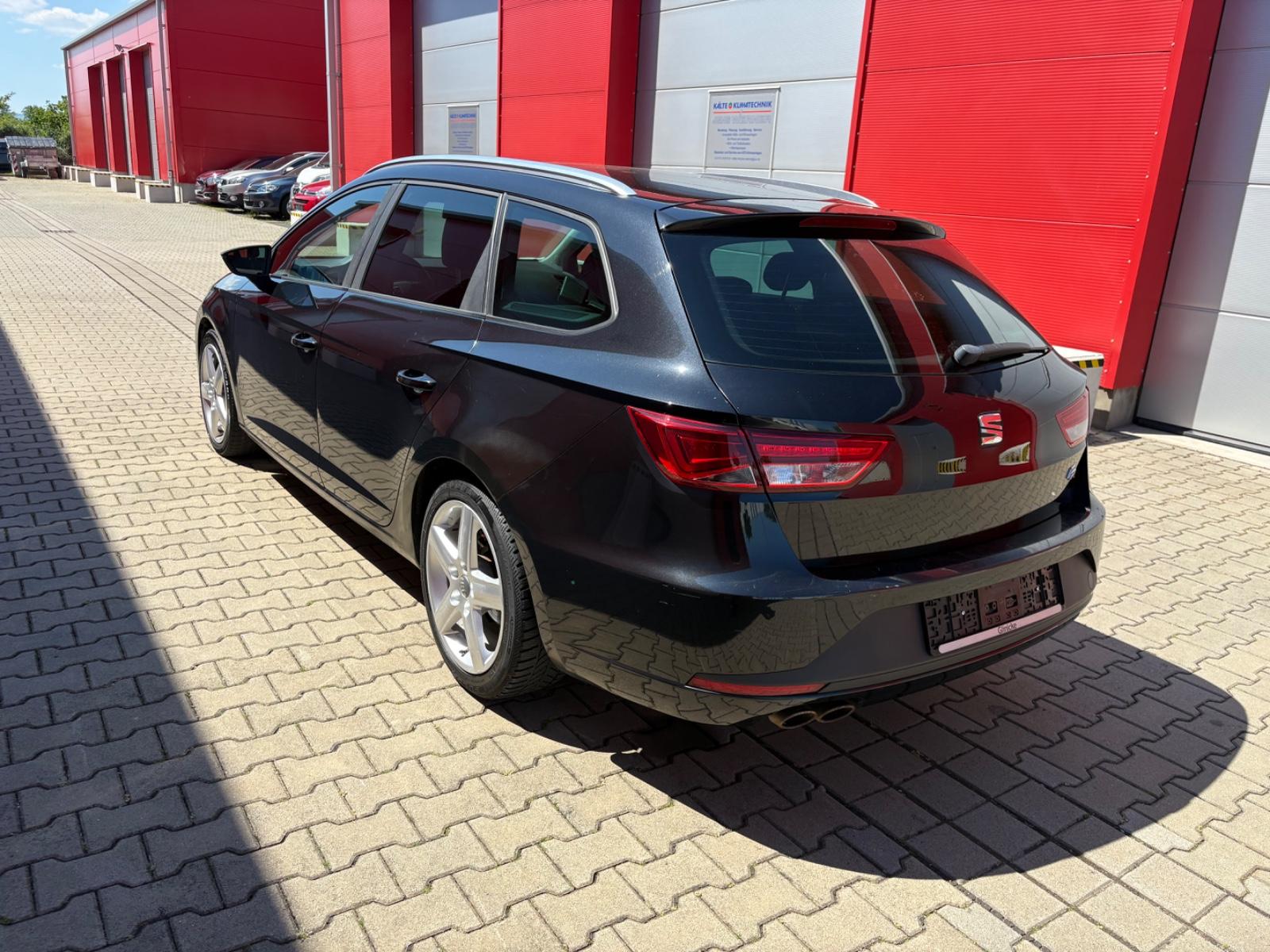 Seat Leon 2014 — rear view