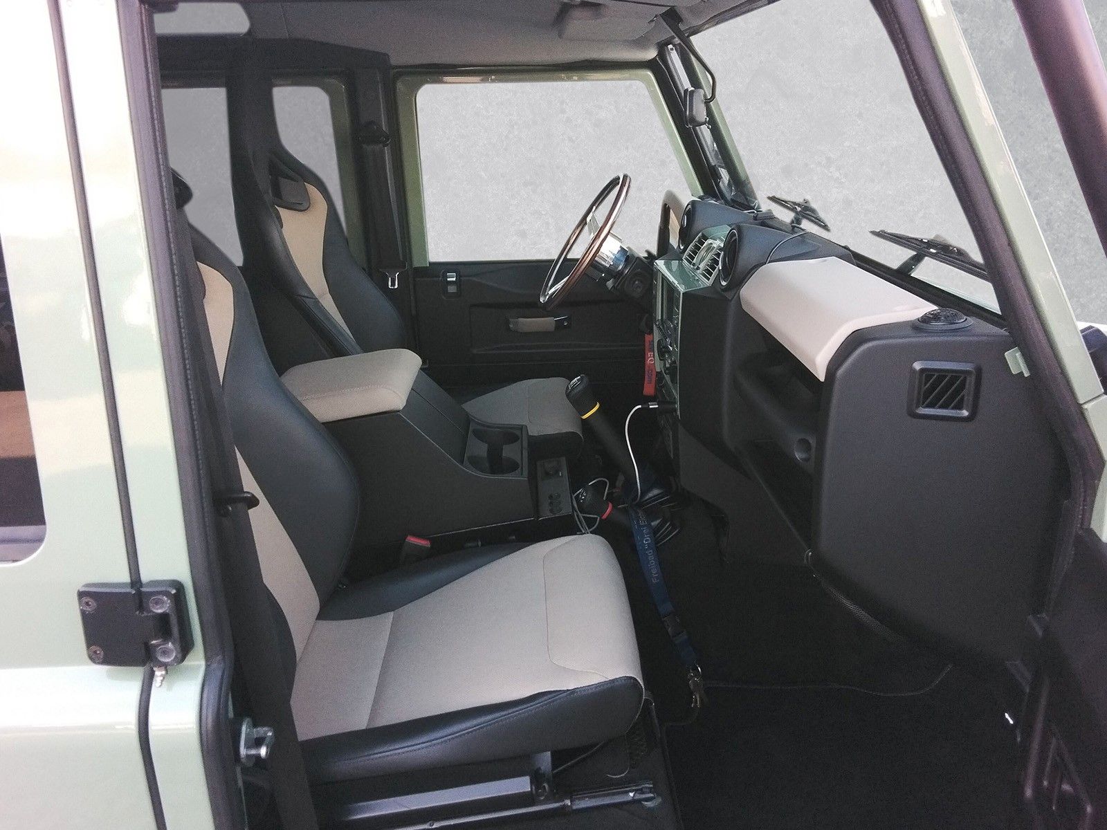 Fahrzeugabbildung Land Rover Defender 110 Heritage Station Wagon