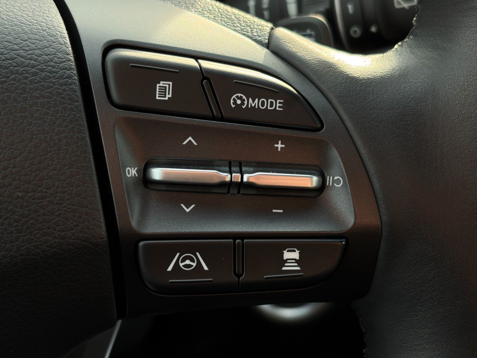 Fahrzeugabbildung Hyundai KONA E Select ACC LHZ SHZ LKAS PDC CarPlay Kam