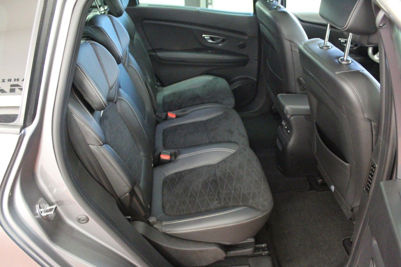 Fahrzeugabbildung Renault Grand Scenic Tce160 EDC Black*Panorama*