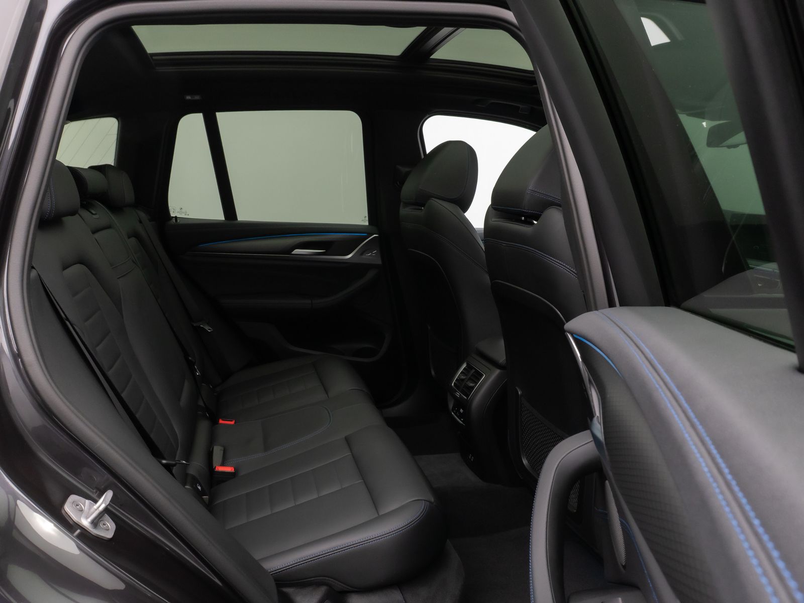 Fahrzeugabbildung BMW iX3 Impressive M Sport Panorama 360°HUD DAB H/K