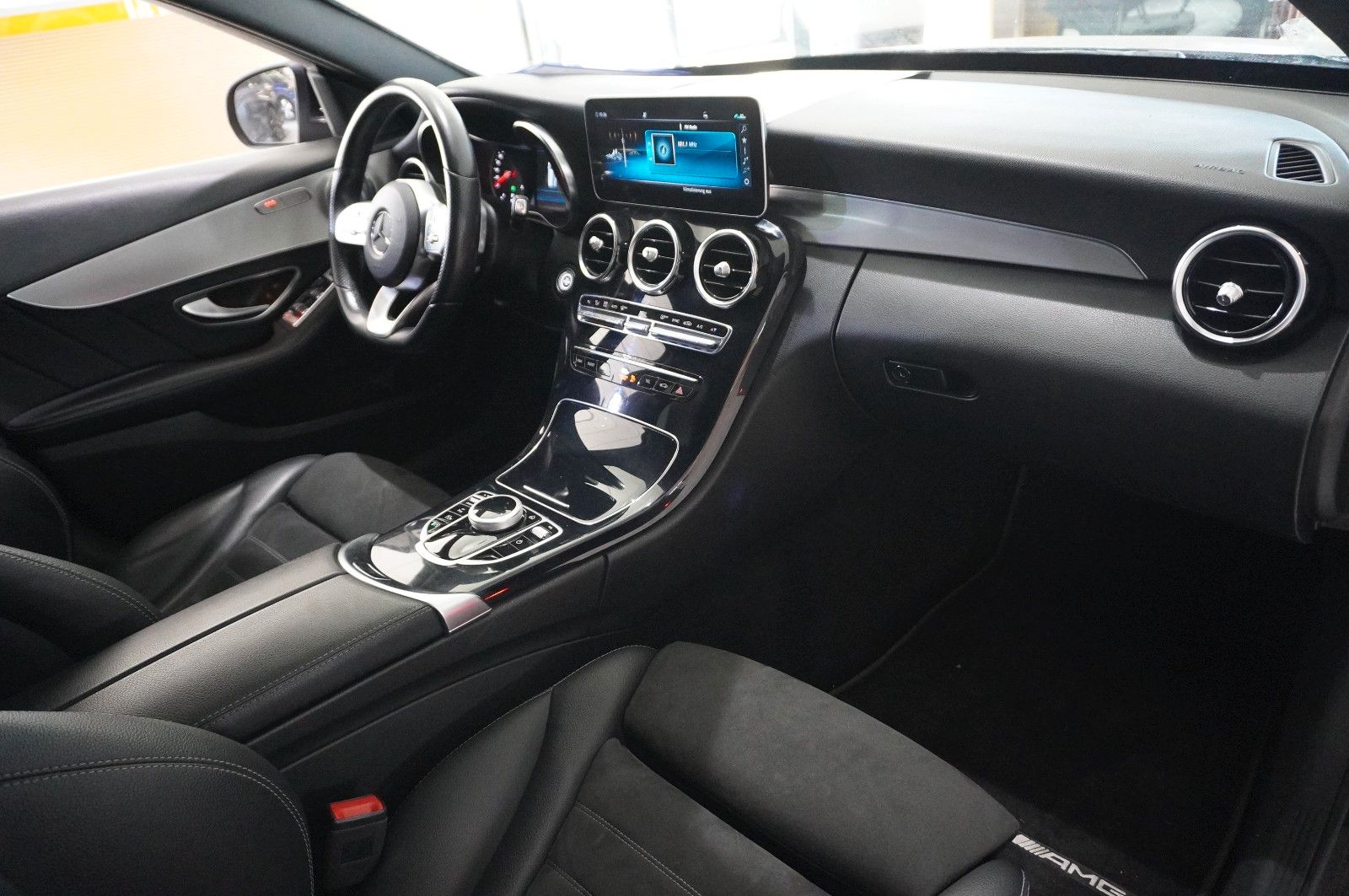 Fahrzeugabbildung Mercedes-Benz C 220 T AMG LINE 4MATIC 9G NAVI/LED/SPORT/BURME.