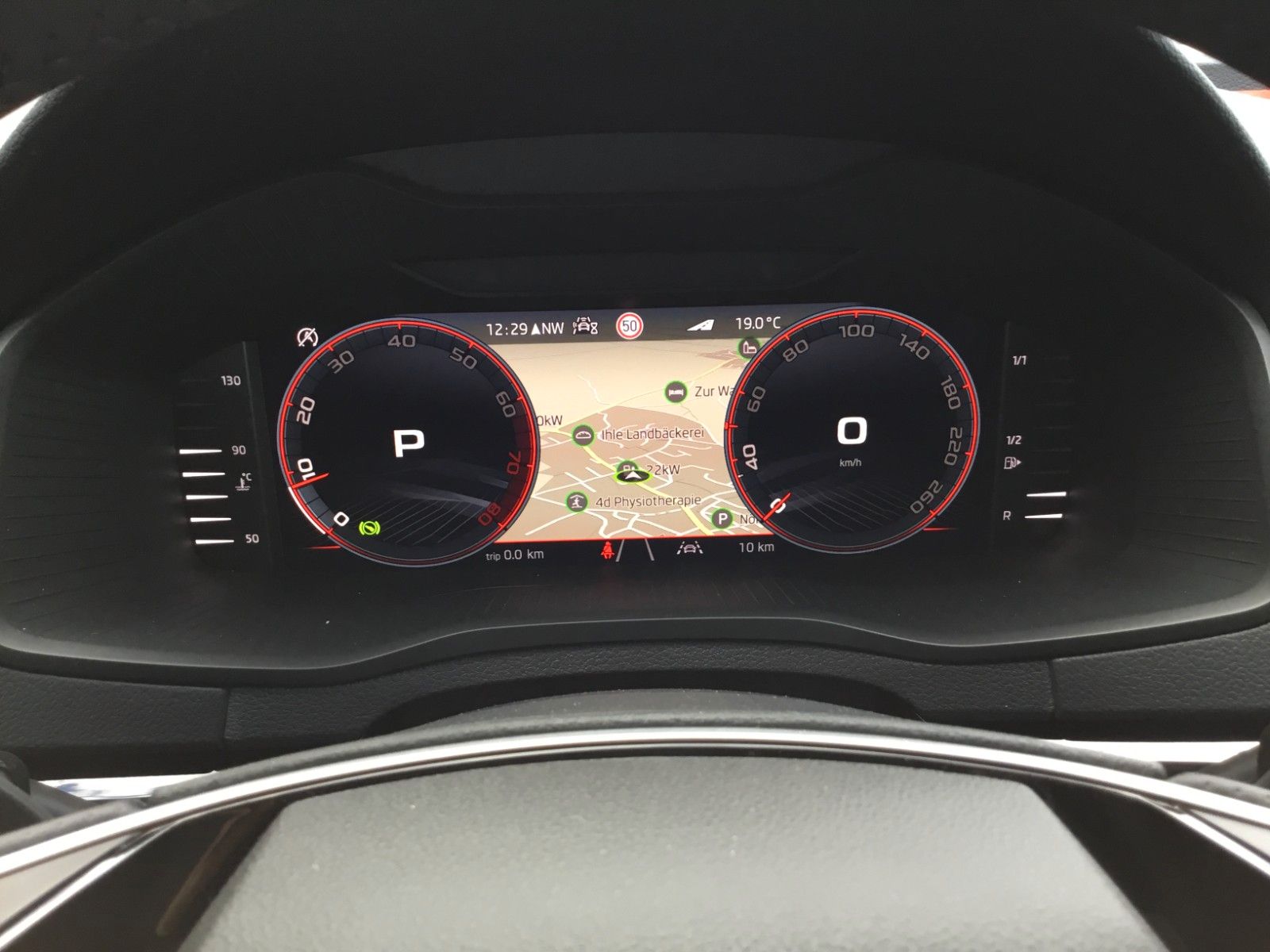 Fahrzeugabbildung SKODA Karoq 2.0l TSI DSG 4x4 Sportline+AHK+Matrix+Pano