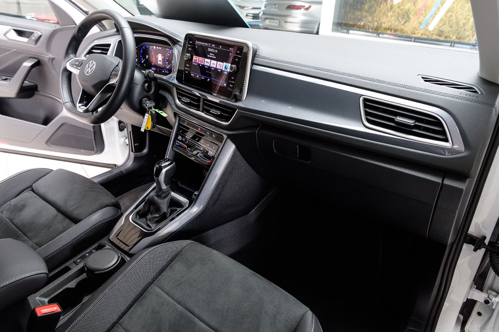 Fahrzeugabbildung Volkswagen T-Roc Style 1.5 TSI DSG LED+AHK+NAVI+ACC+APP+SHZ