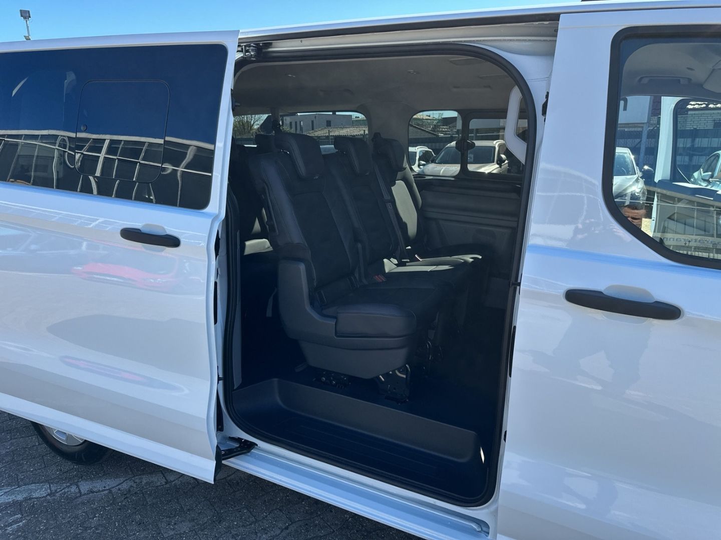 Fahrzeugabbildung Ford Transit Custom 9-Sitzer 320 L2 2.0 EcoBlue EU6e
