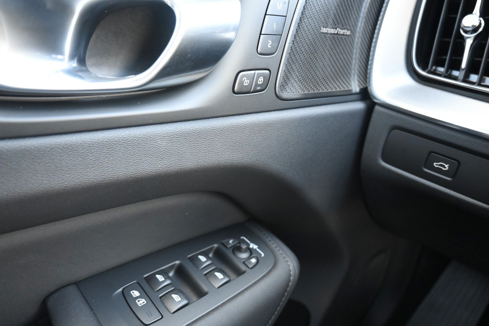 Fahrzeugabbildung Volvo XC60 B5 AWD Ultra Black Edition*LUFT*360*ACC*AHK