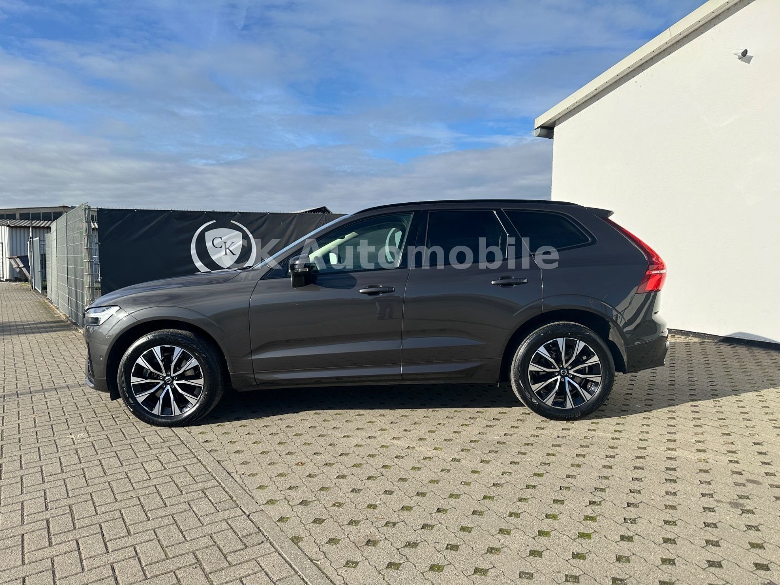 Fahrzeugabbildung Volvo XC60 B4 PlusDark AWD/BLIS/Leder/Pano/LED/360°Kam