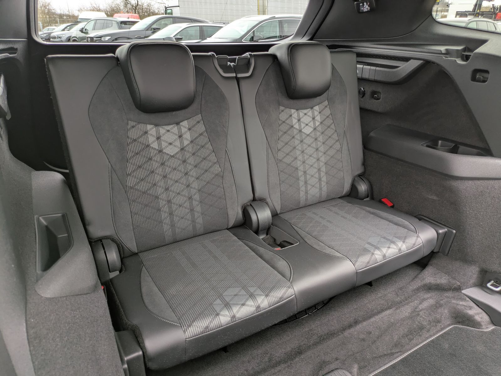 Fahrzeugabbildung Volkswagen Tayron 2.0 TDI 4M R-Line BLACK*7Si*MATRIX*PANO