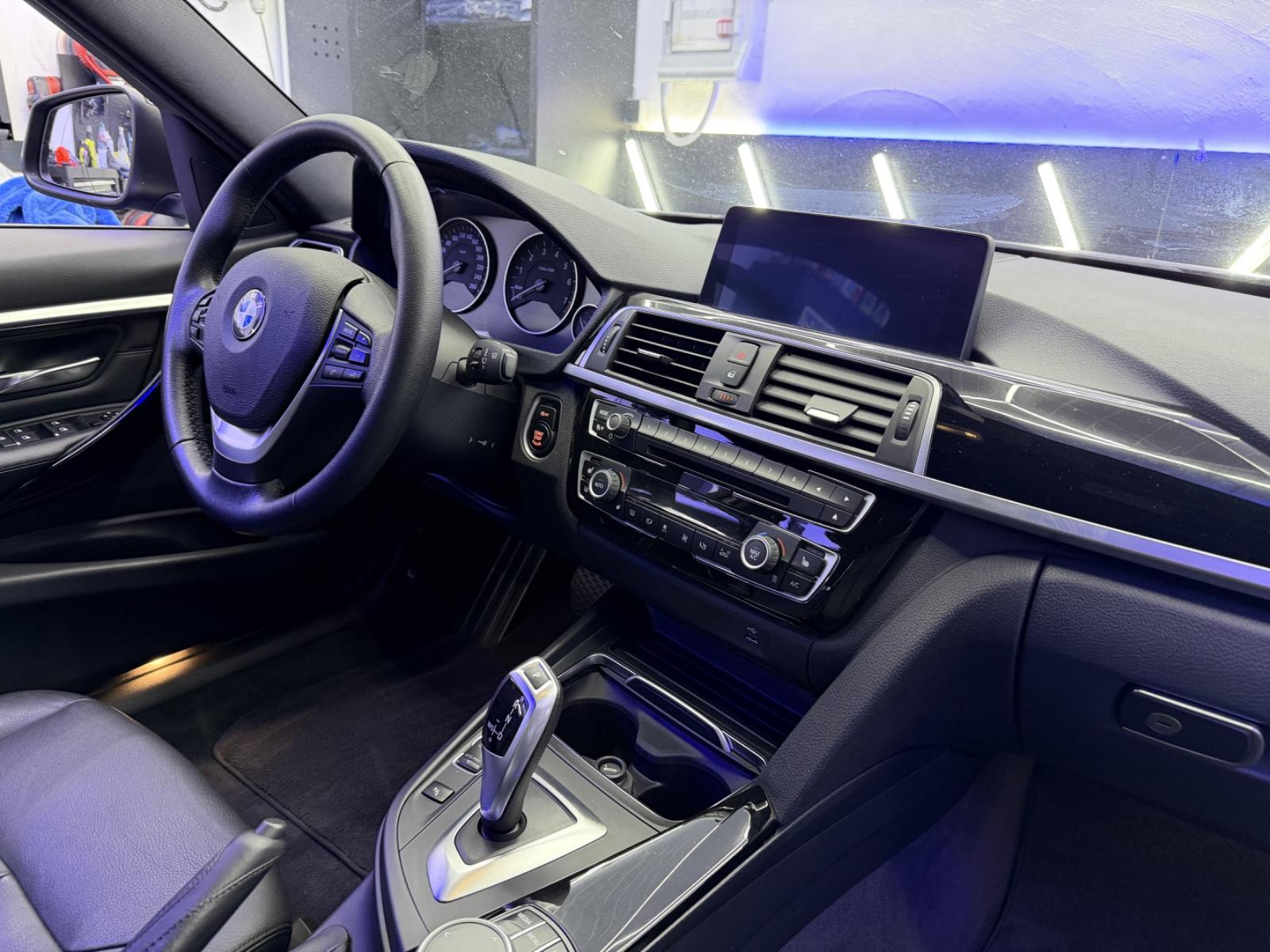 BMW 330i  Touring Luxury Line P. Auto. Lux...