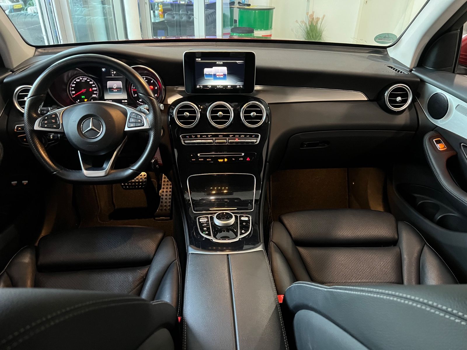 Fahrzeugabbildung Mercedes-Benz GLC 250 d 4Matic AMG LINE *DESIGNO-LACK*