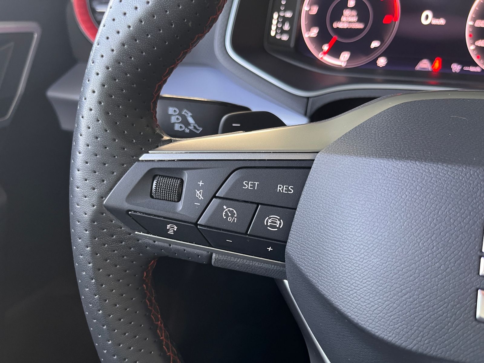 Fahrzeugabbildung SEAT ARONA  1.5 TSI DSG FR ACC LED NAV RFK SHZ 17"