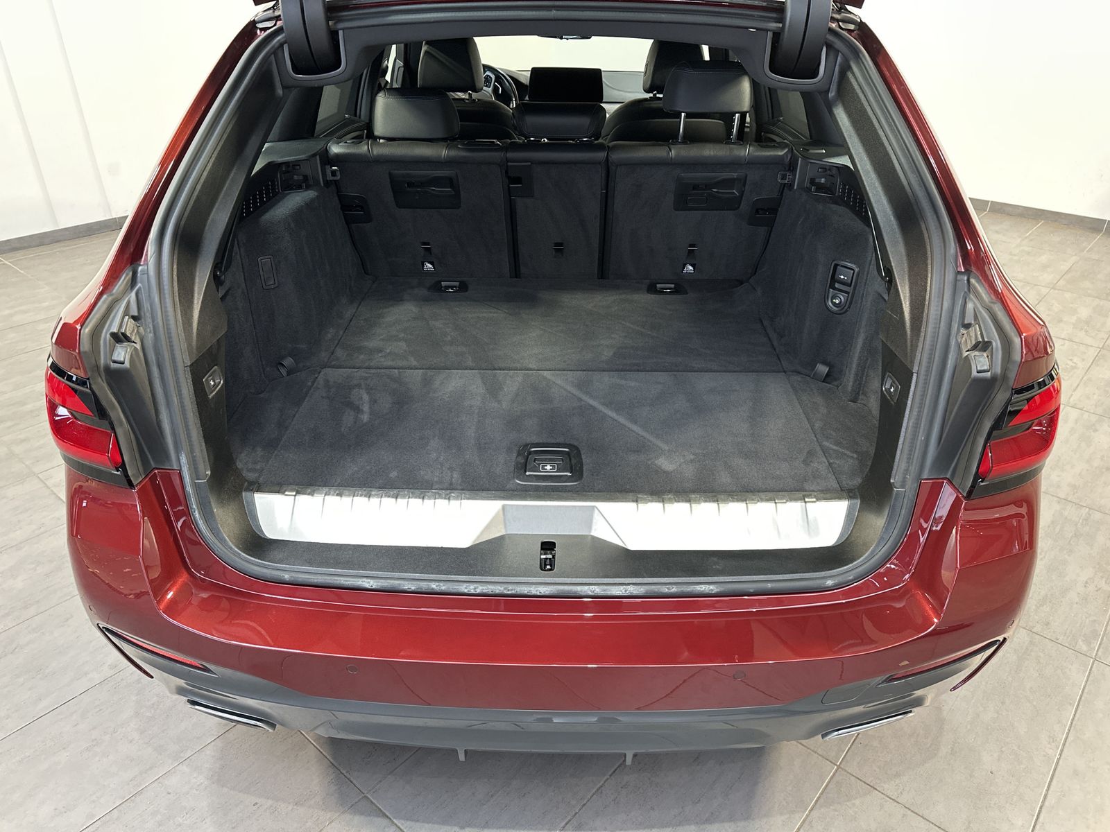 Fahrzeugabbildung BMW 530e Touring xDrive M-Sport NAV+LED+AHK+HEAD-UP