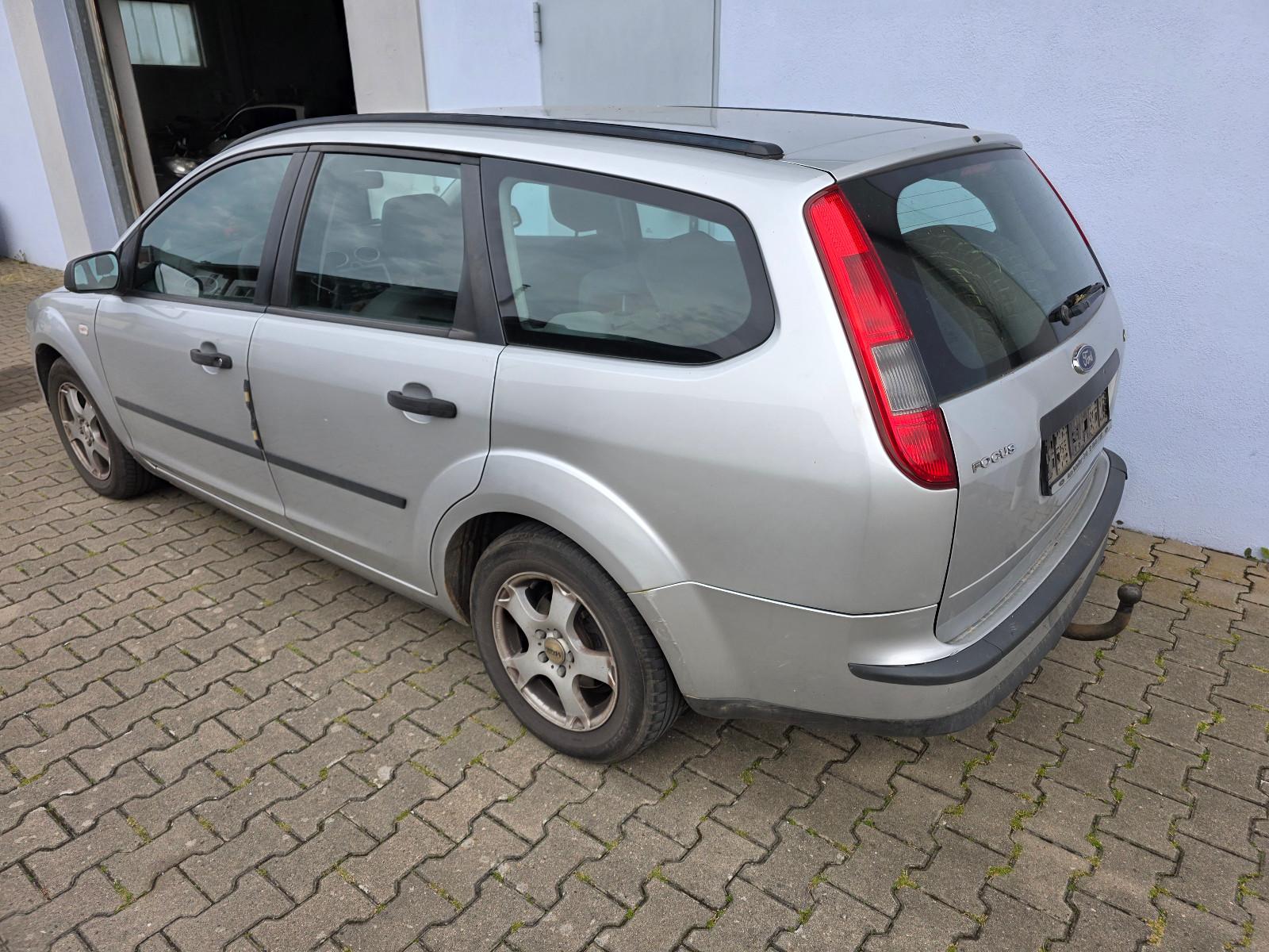 Ford Focus 2006 — rear view
