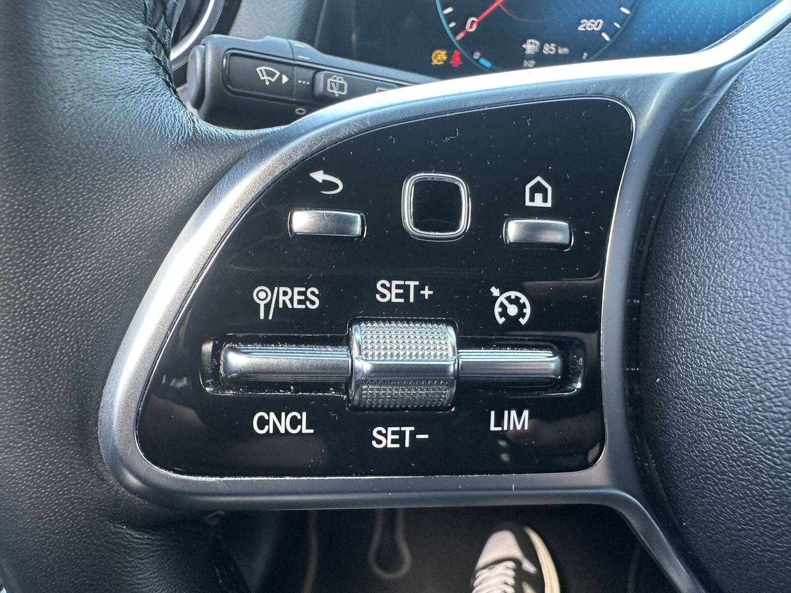 Fahrzeugabbildung Mercedes-Benz GLB 220d Progressive NAV+LED+V-COCK+KAM+CARPLAY