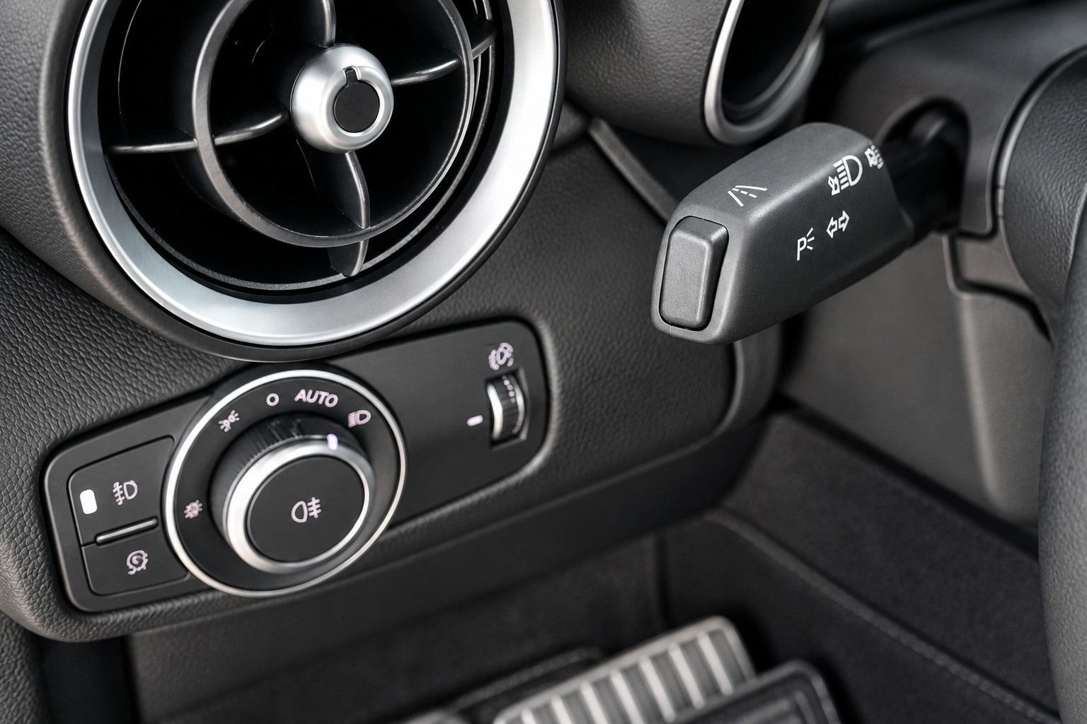 Fahrzeugabbildung Alfa Romeo Giulia Ti Q4/MEMORY/ACC/NAVI/KAMERA/LEDER/