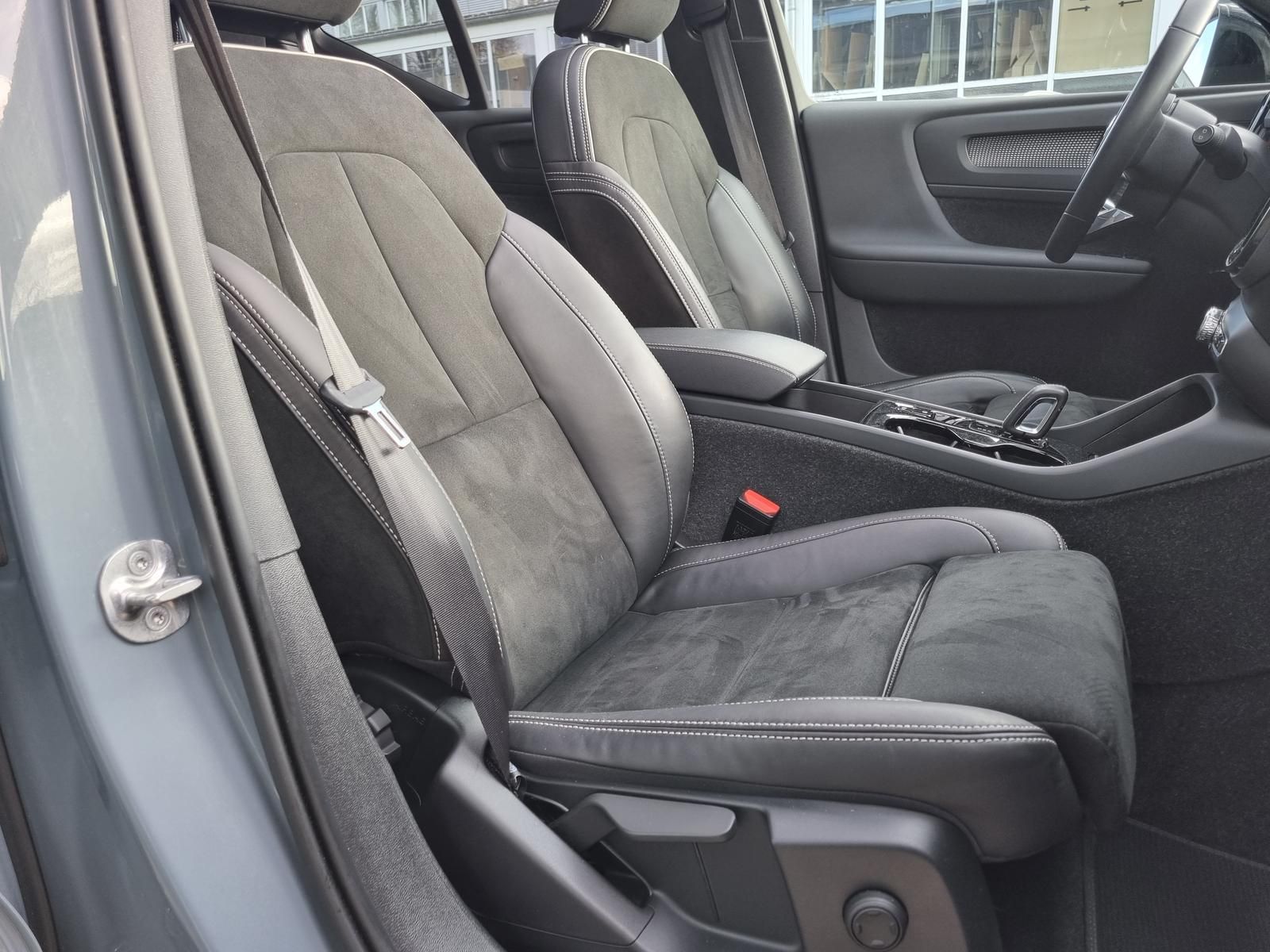 Fahrzeugabbildung Volvo XC40 T4 Recharge R-Design 'AHK, Panoramadach'