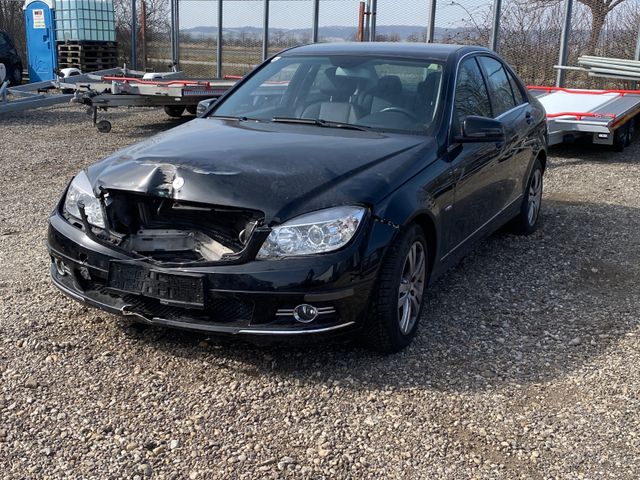 Mercedes-Benz C 180 i AVANTG. Autom. 104.000 km