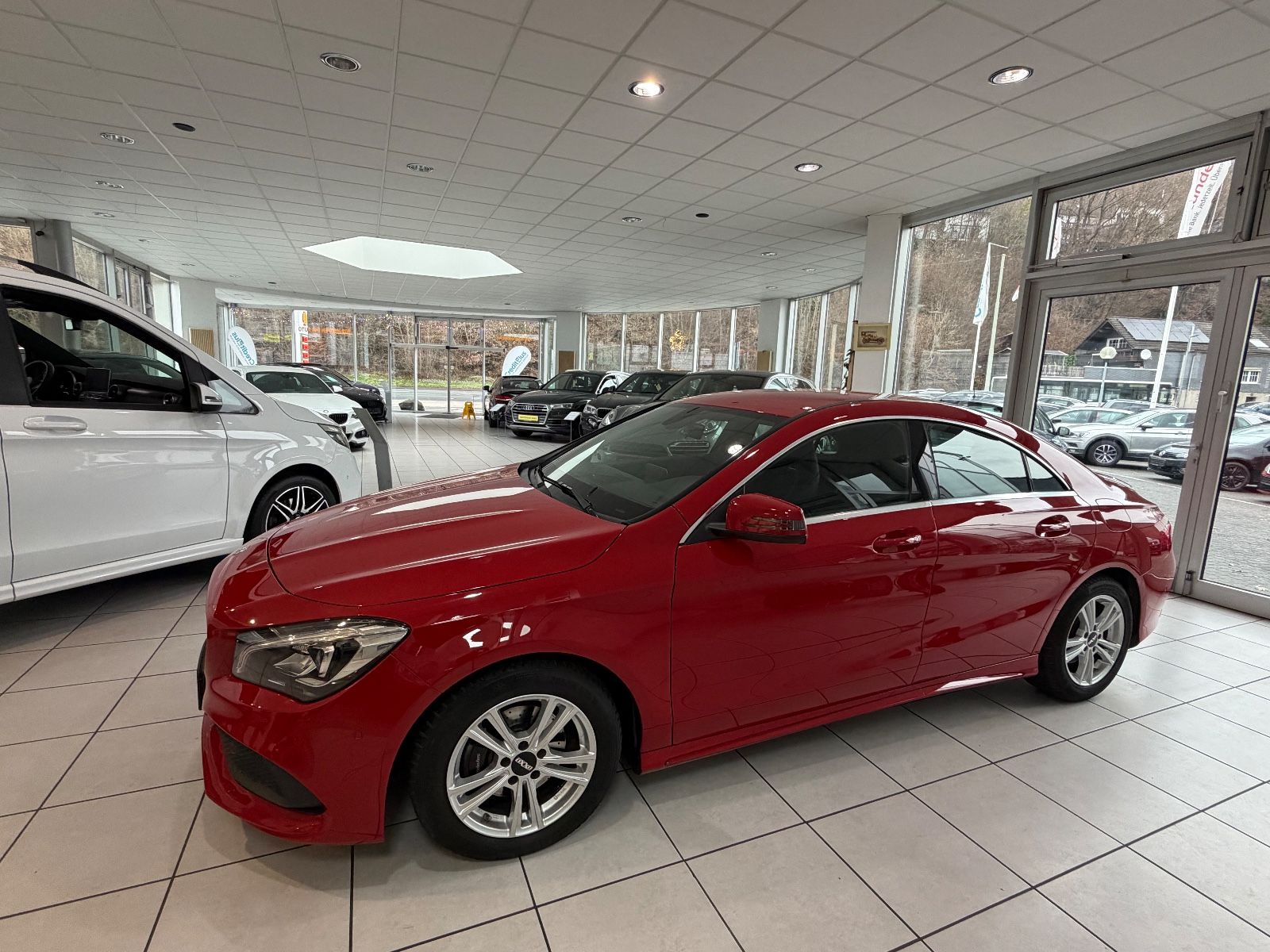 Fahrzeugabbildung Mercedes-Benz CLA 200 D AMG LINE / ROT