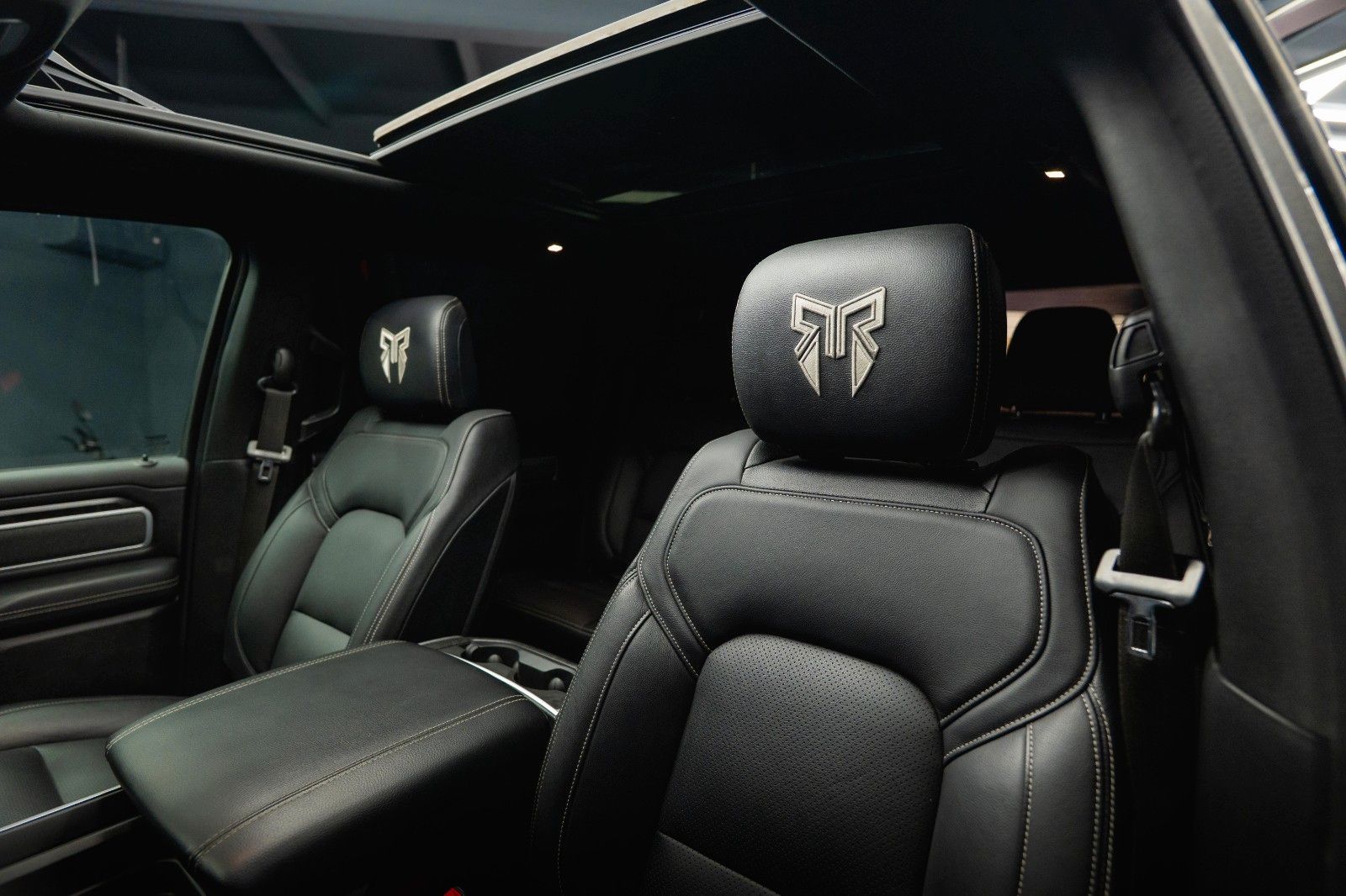 Fahrzeugabbildung Dodge RAM 5.7 V8 HEMI 4x4 ROCKY RIDGE OFFROAD Pano 19%