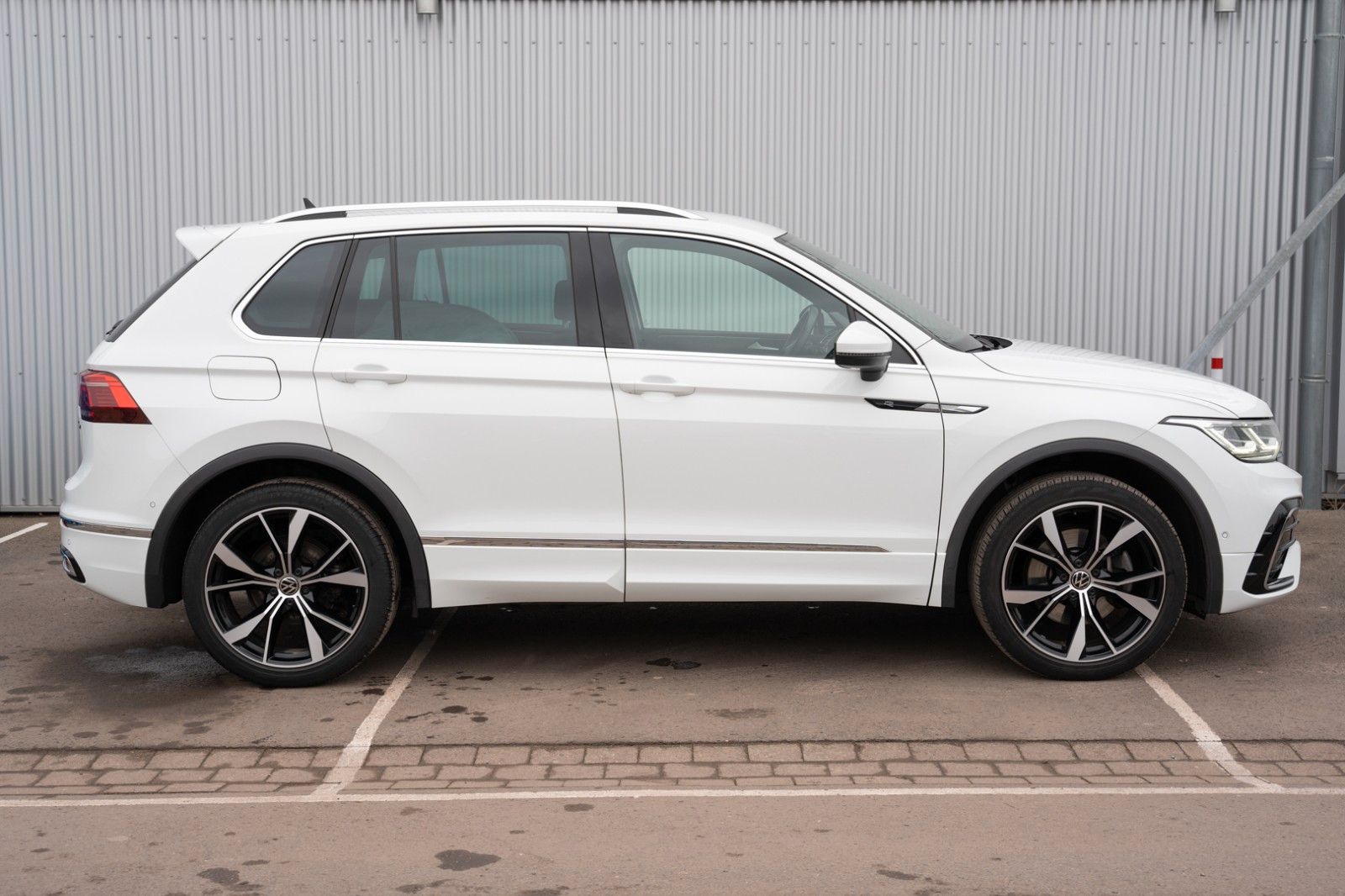 Fahrzeugabbildung Volkswagen TIGUAN 2.0 TDI R-LINE 4M MATRIX KAM DCC AHK