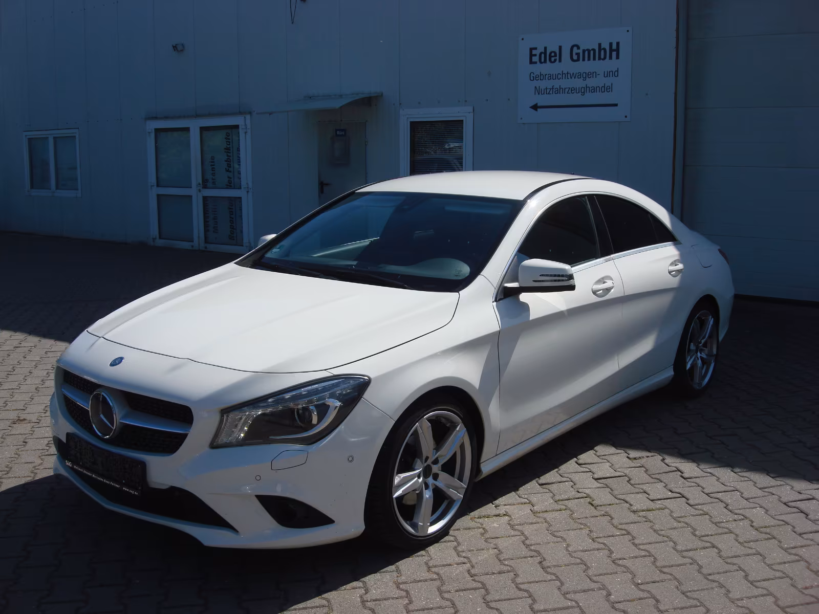 Mercedes-Benz CLA 180 Urban 7G-DCT*Bi-Xenon*Distronic*Leder*