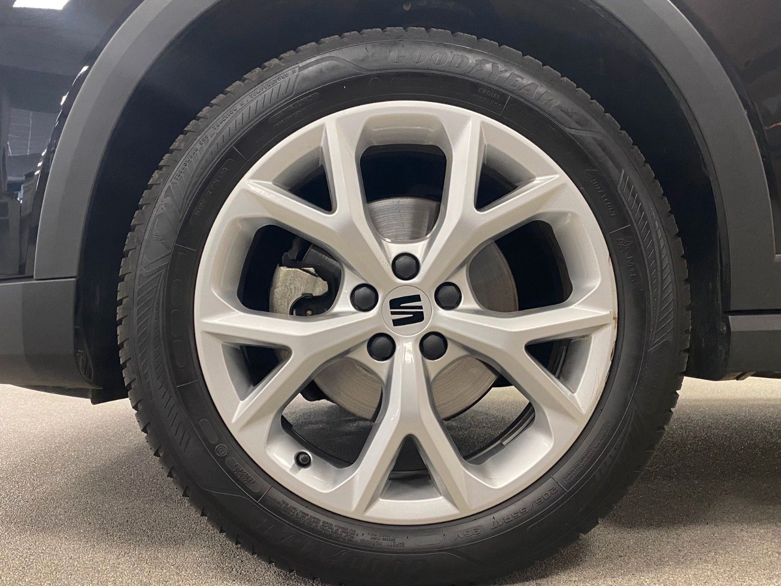 Fahrzeugabbildung SEAT Arona FR 1.0 TSI+NAVIGATION+ALLWETTER+WIRELESS+