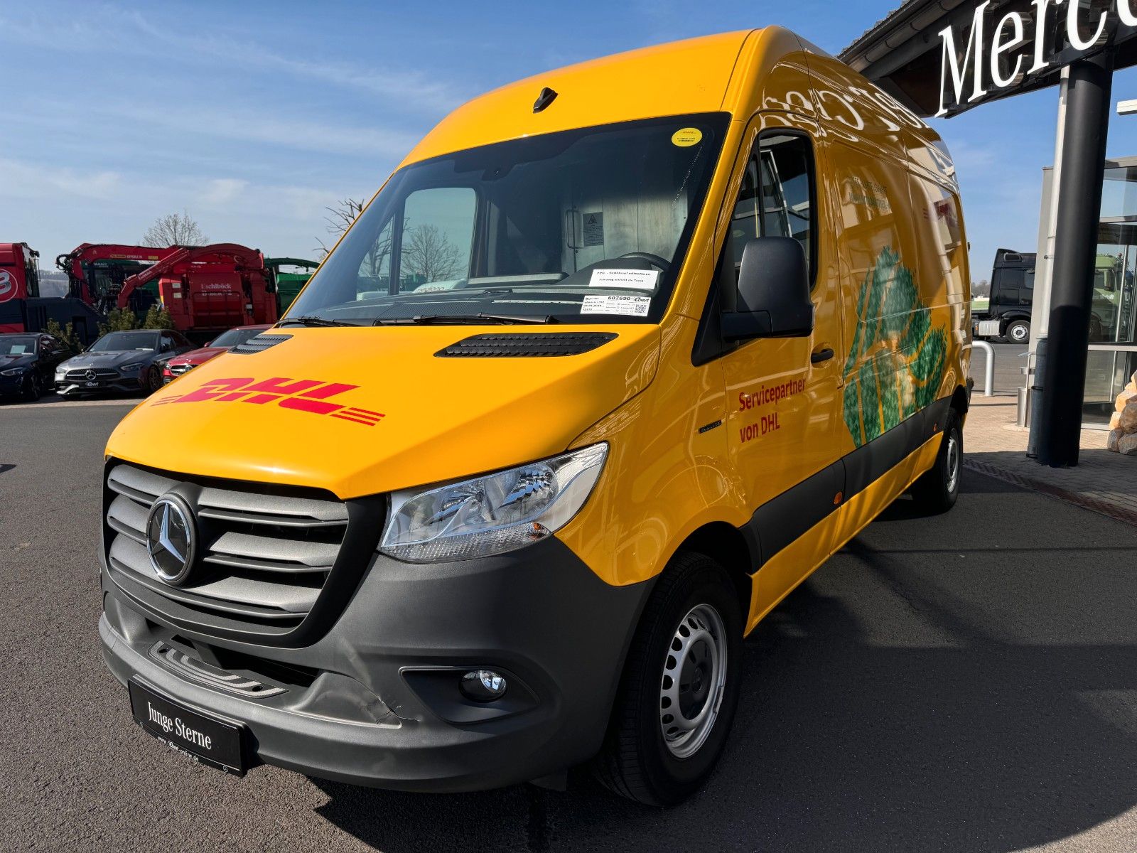 Fahrzeugabbildung Mercedes-Benz eSprinter 312 DHL Regal KEP-Ausbau