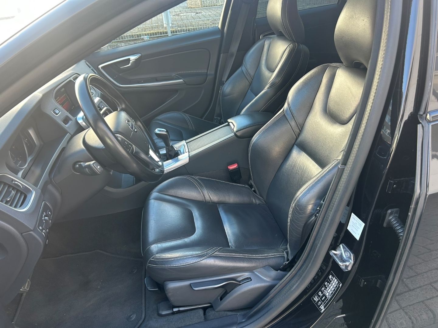 Fahrzeugabbildung Volvo V60 D3 Linje Svart Pano Leder digital SHZ H&R Ka