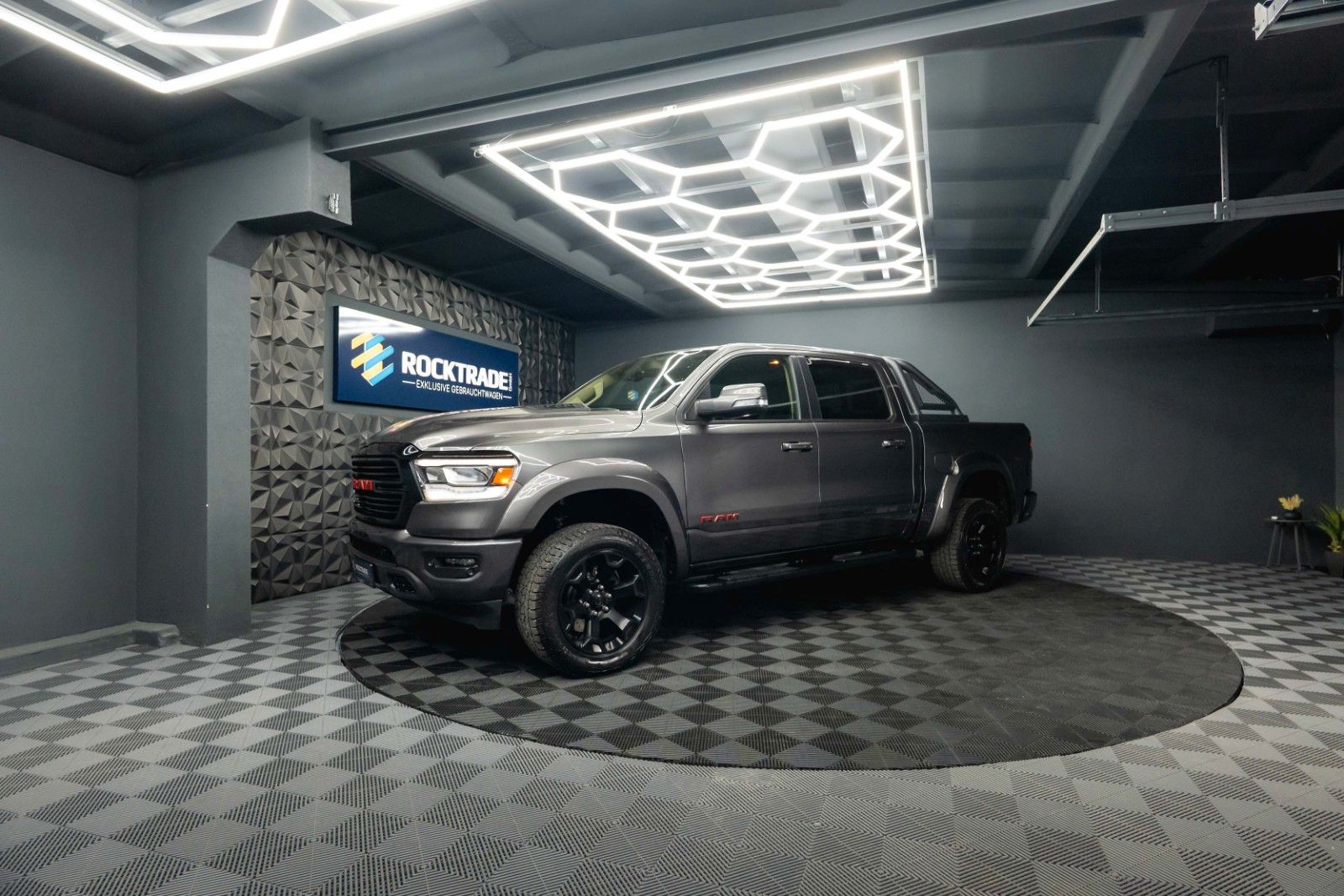 Fahrzeugabbildung Dodge RAM 5.7 V8 HEMI 4x4 OFFROAD NightPaket AXLE LOCK