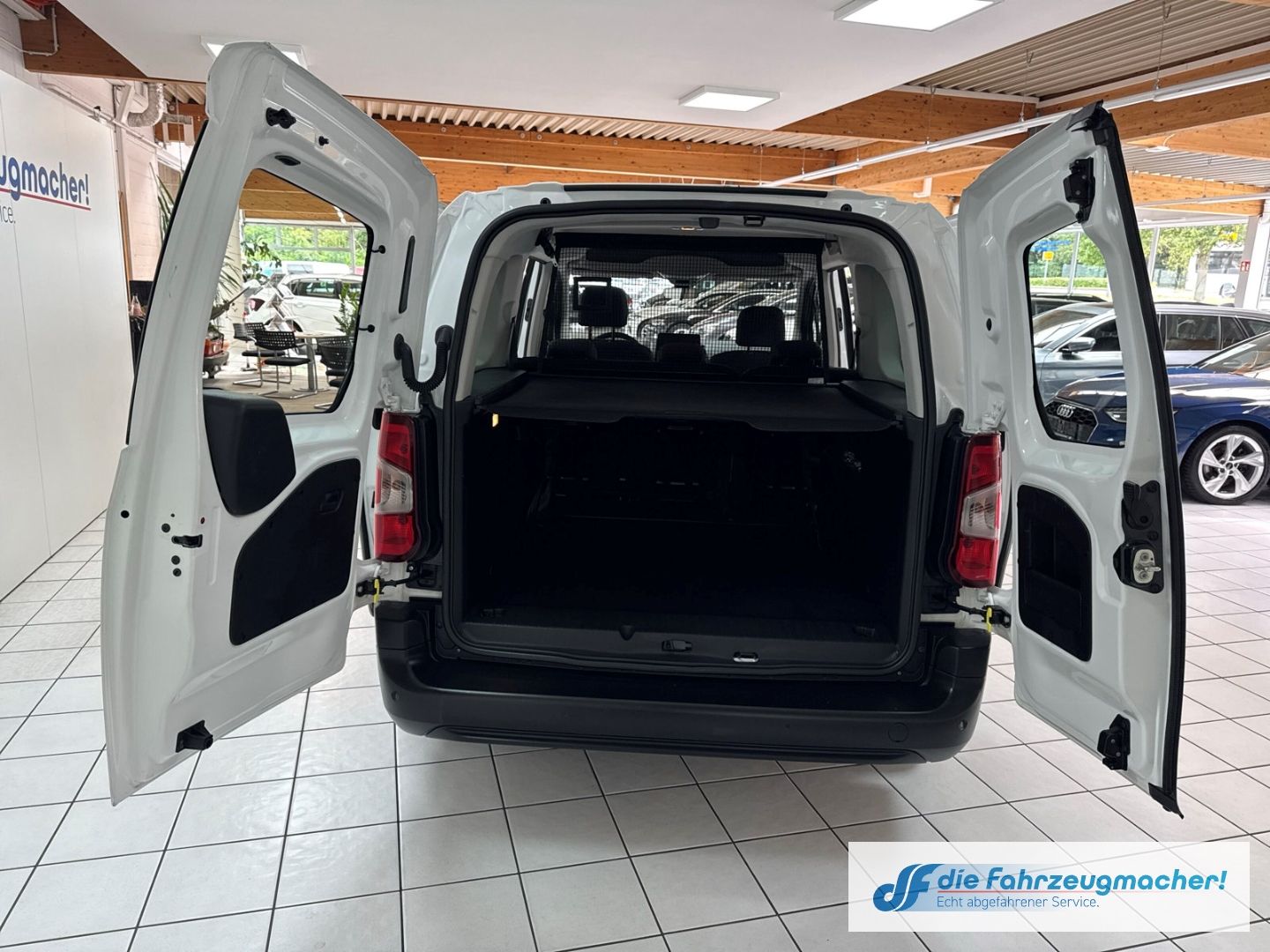 Fahrzeugabbildung Opel Combo Life E Basis 1.5 D L2 Apple CarPlay Androi