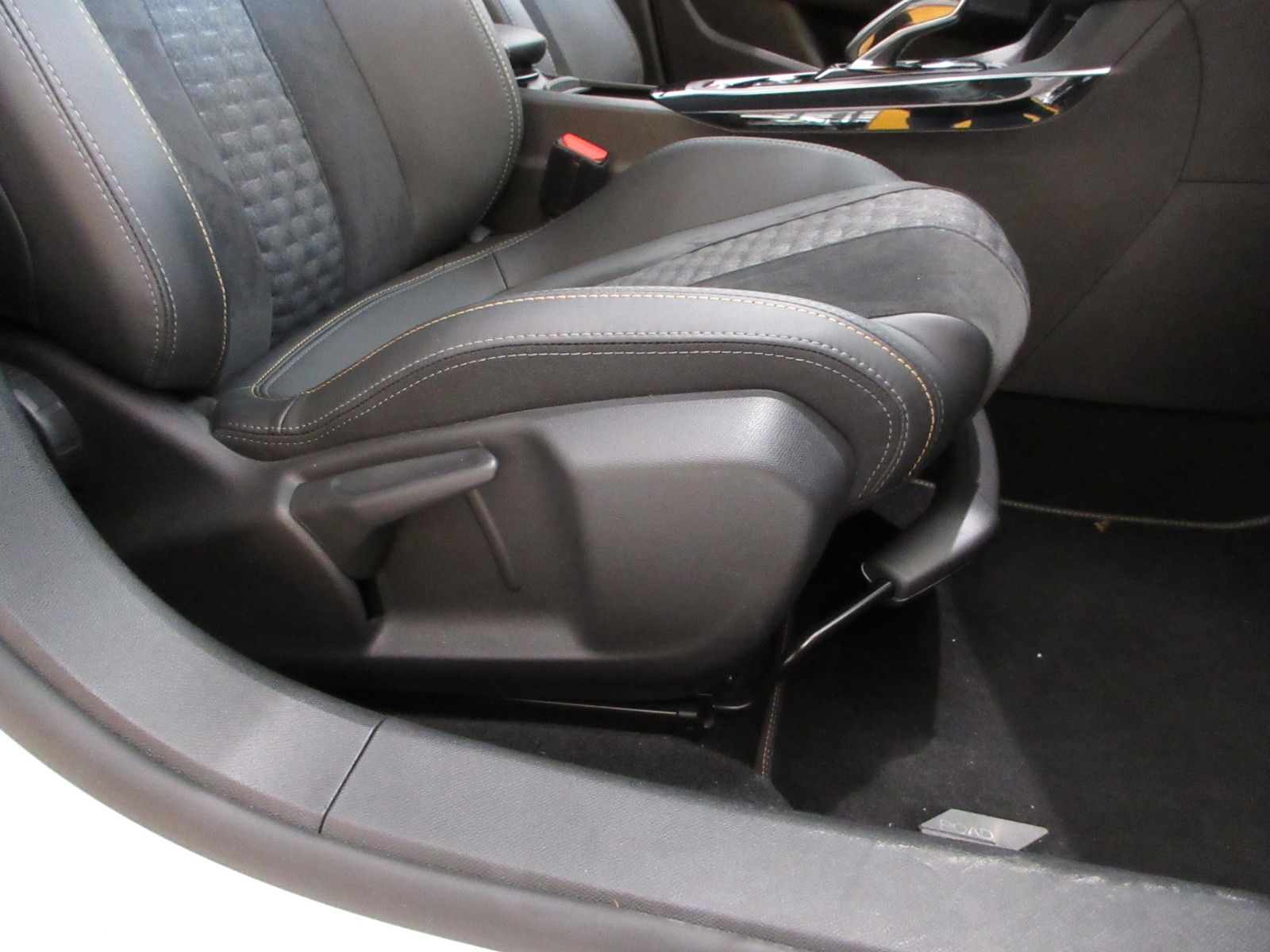 Fahrzeugabbildung Peugeot 308 Allure 1.2T LED/NAVI/R´CAM/PDC/VIRTUAL