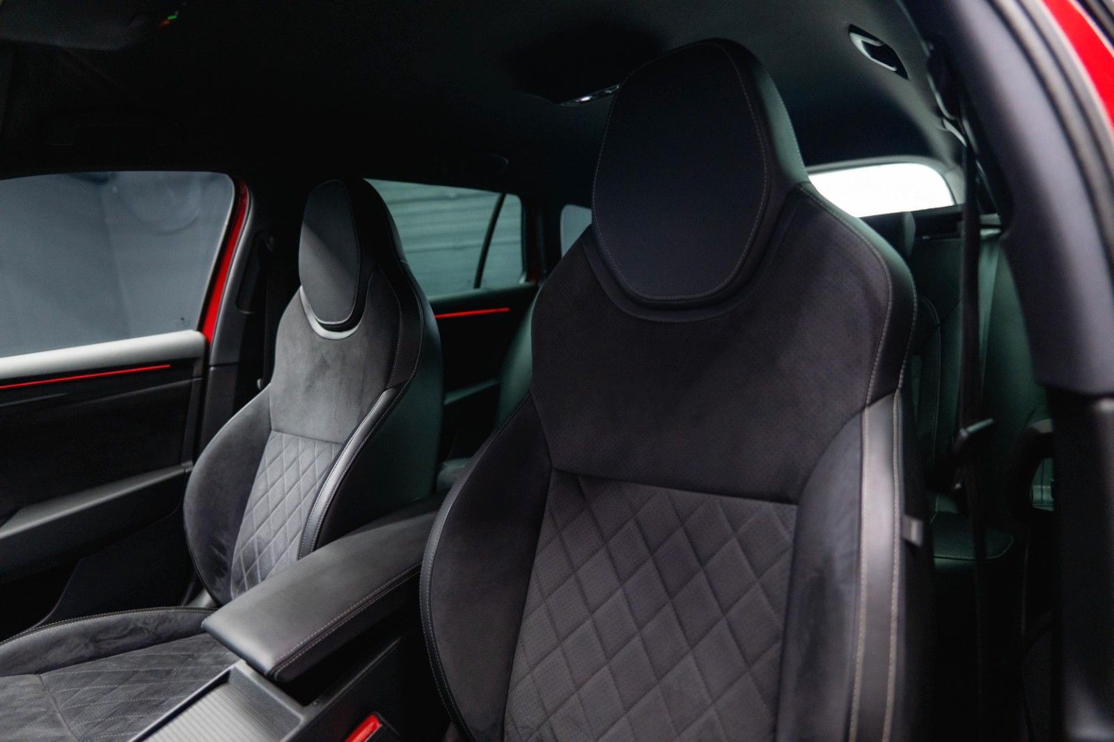 Fahrzeugabbildung SKODA Superb 1.8 TSI Combi Sportline | DAB | Alcantara