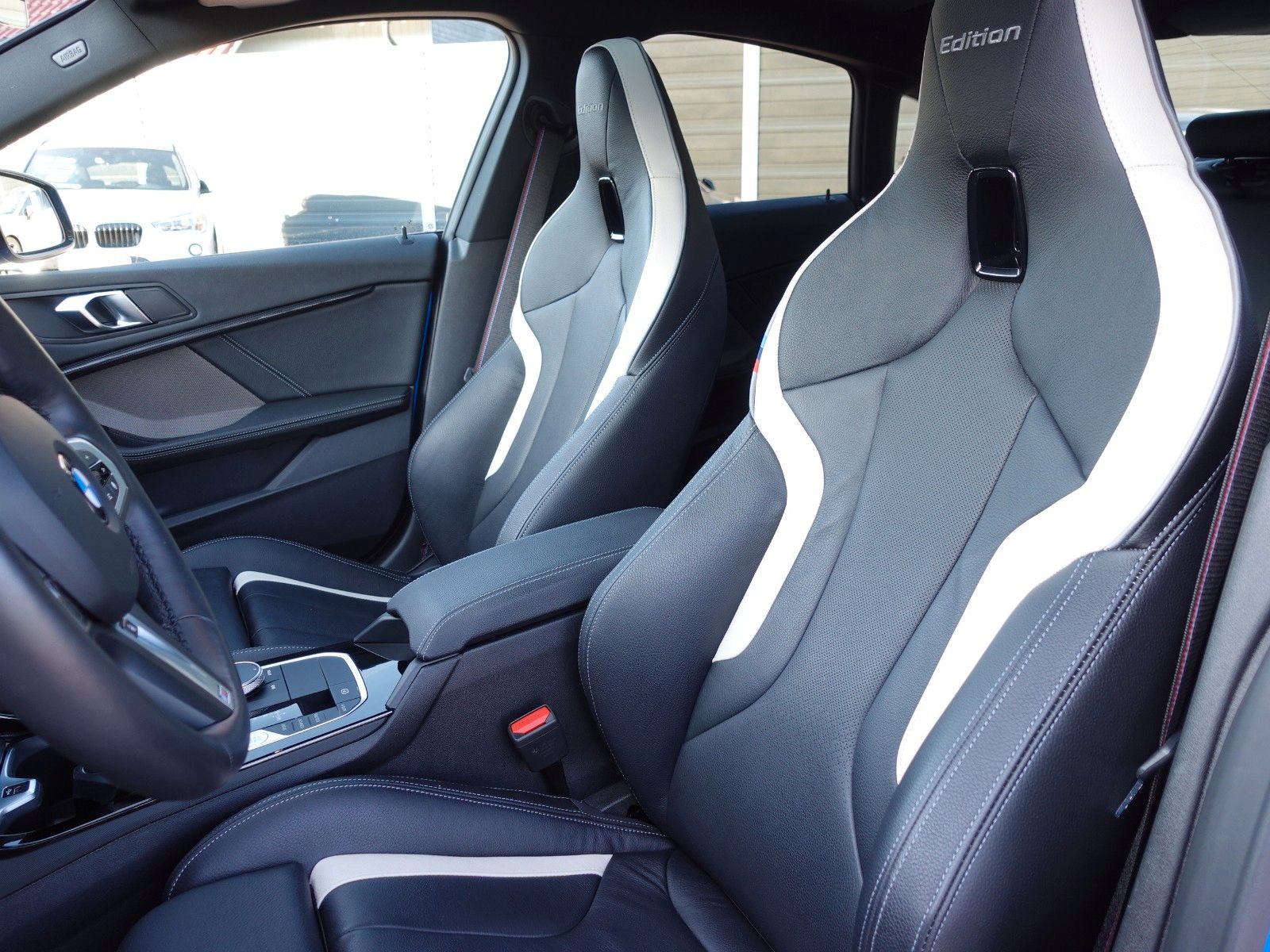 Fahrzeugabbildung BMW 220i Gran Coupé M Sport LED/HUD/Pano/HarmanKard.