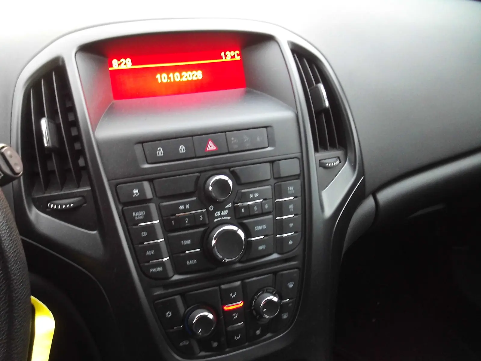 Opel Astra 2011 — photo 9