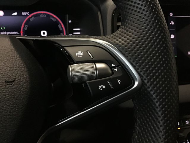 Fahrzeugabbildung Skoda Karoq Sportline 1.5 TSI DSG/Navi/Matrix/PDC/SHZ