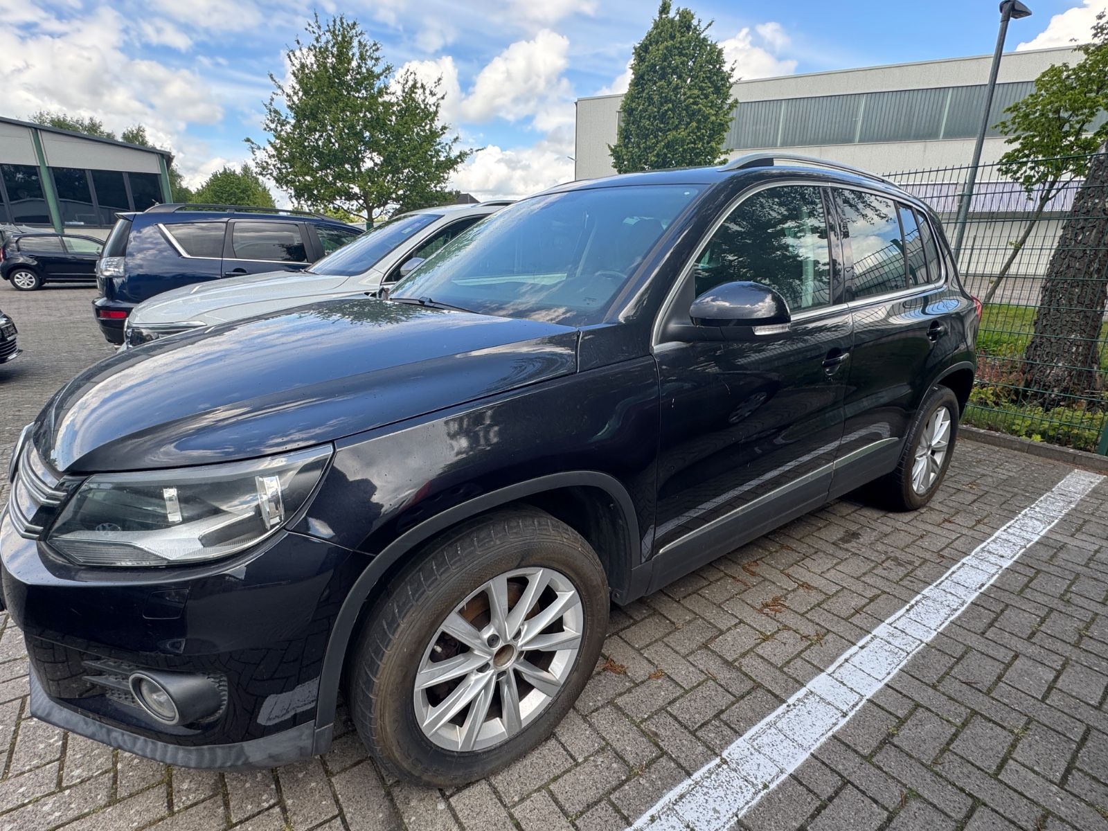 Volkswagen Tiguan - 1