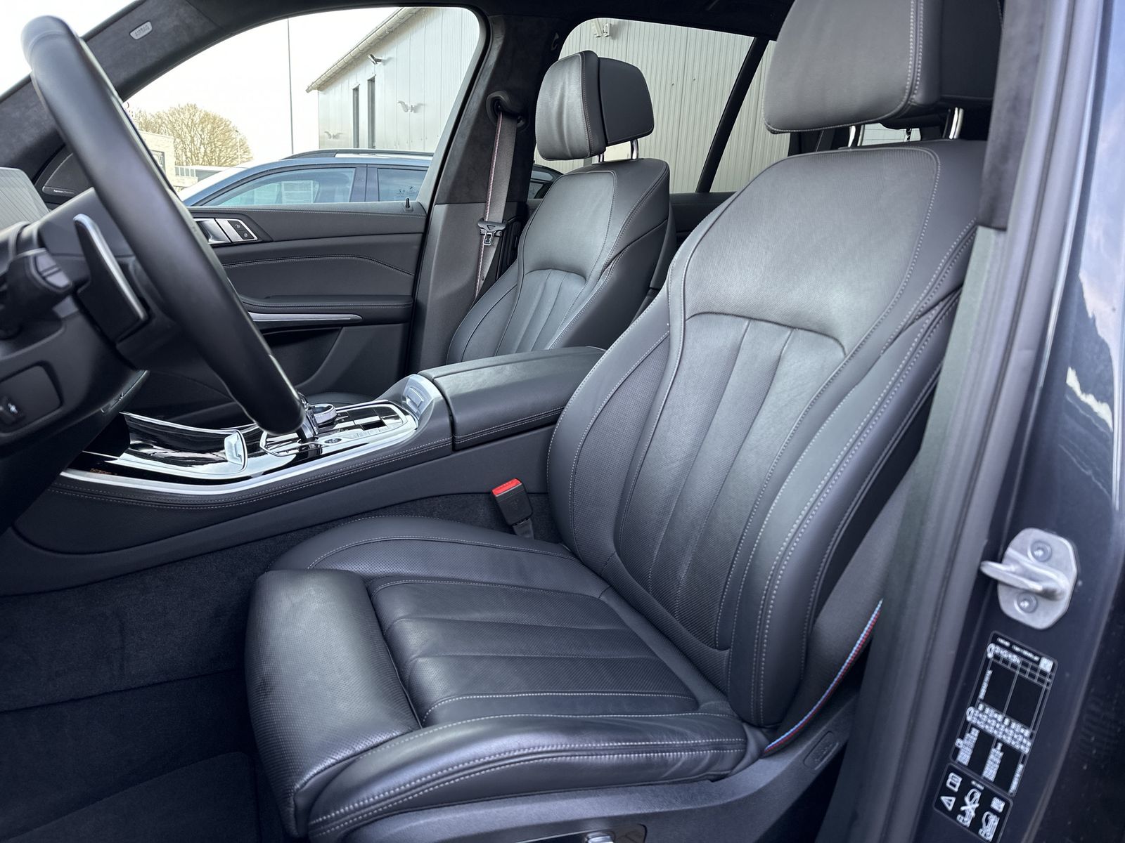 Fahrzeugabbildung BMW X5 M50i NAV+LASER+AHK+HEAD-UP+22ZO+PANO+360GRAD