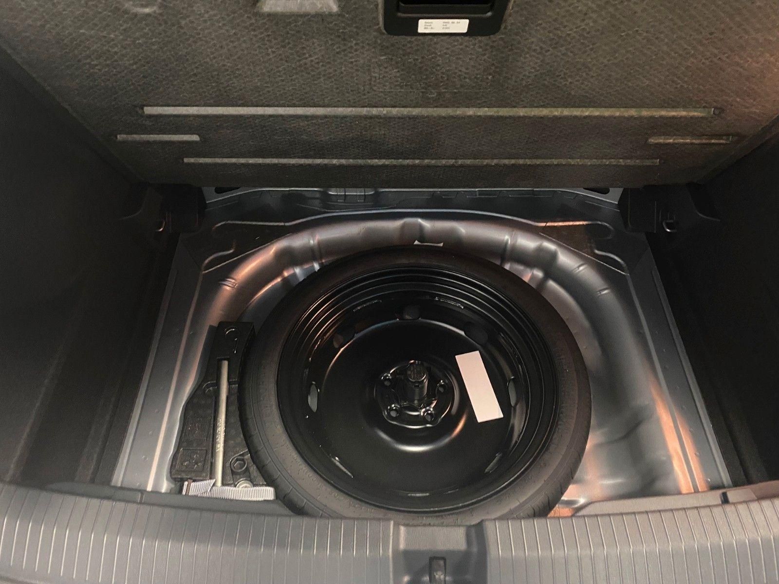 Fahrzeugabbildung Volkswagen T-Roc 1.5 TSI DSG Style+IQ MATRIX+Black Style+++